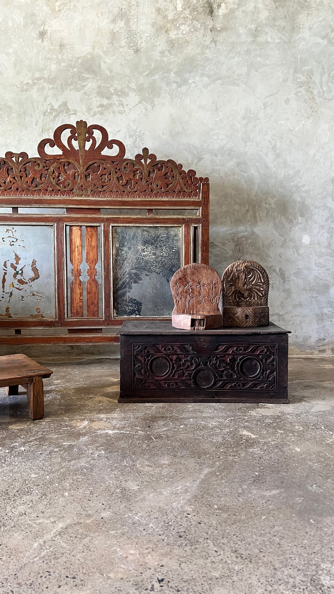 Ancien petit coffre en bois sculpté indonésien