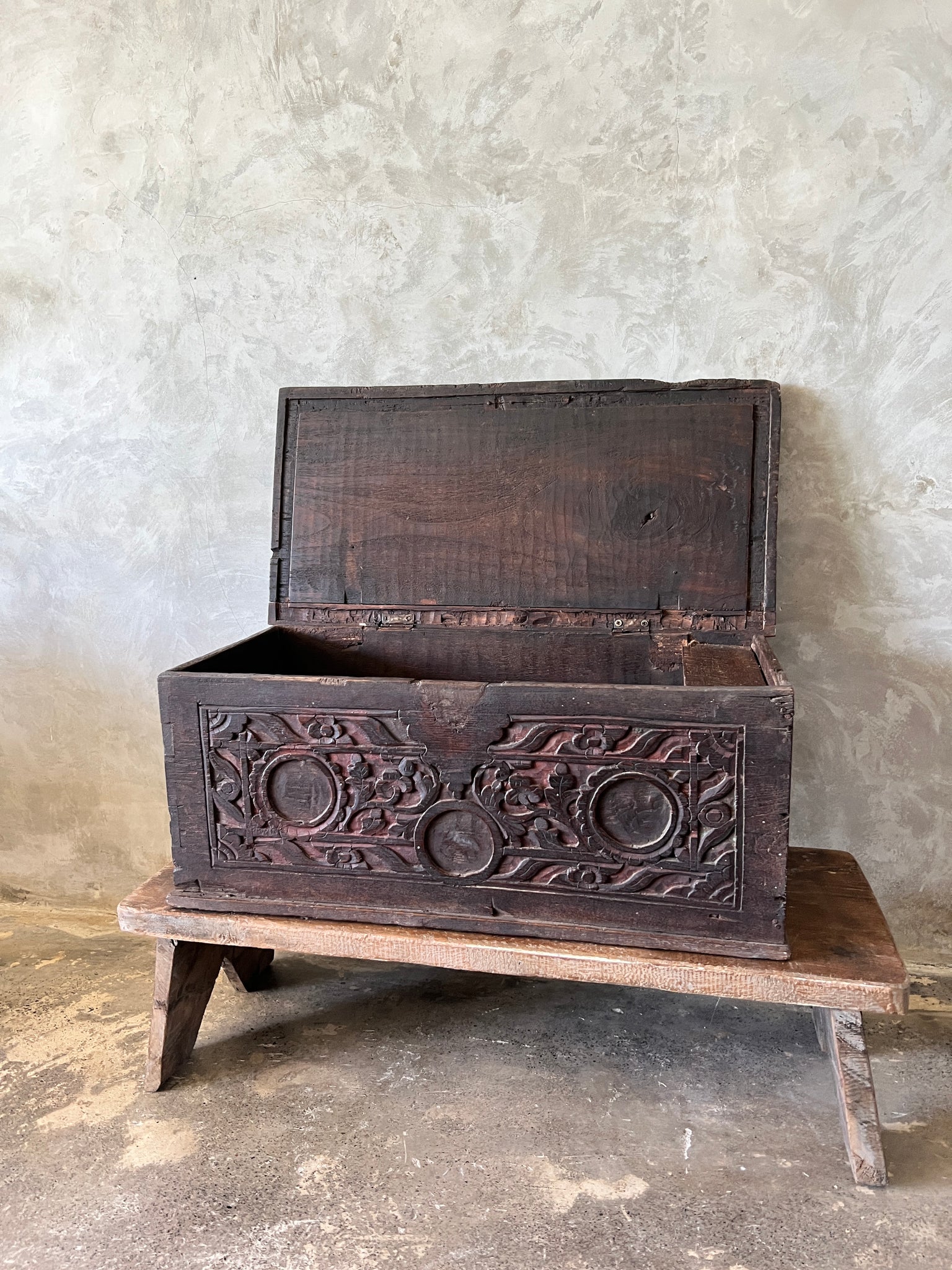 Ancien petit coffre en bois sculpté indonésien
