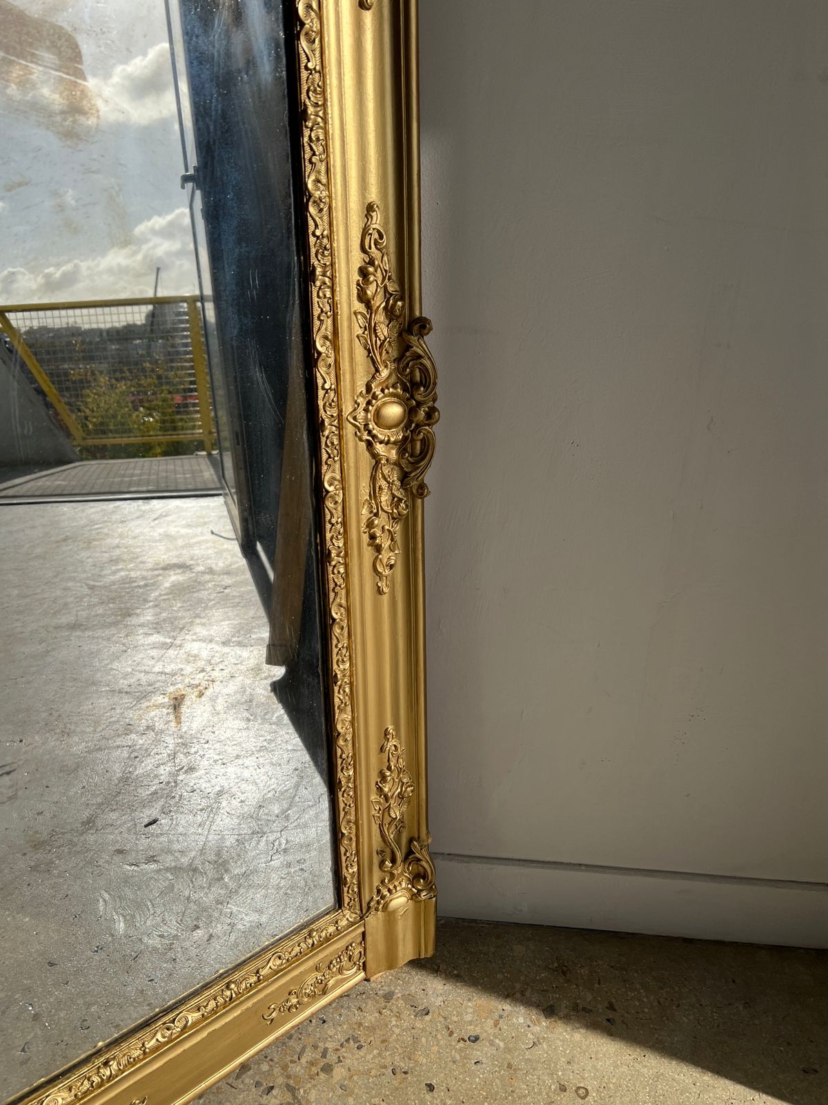 Miroir doré rectangulaire à frise de rinceaux redoré H:124cm