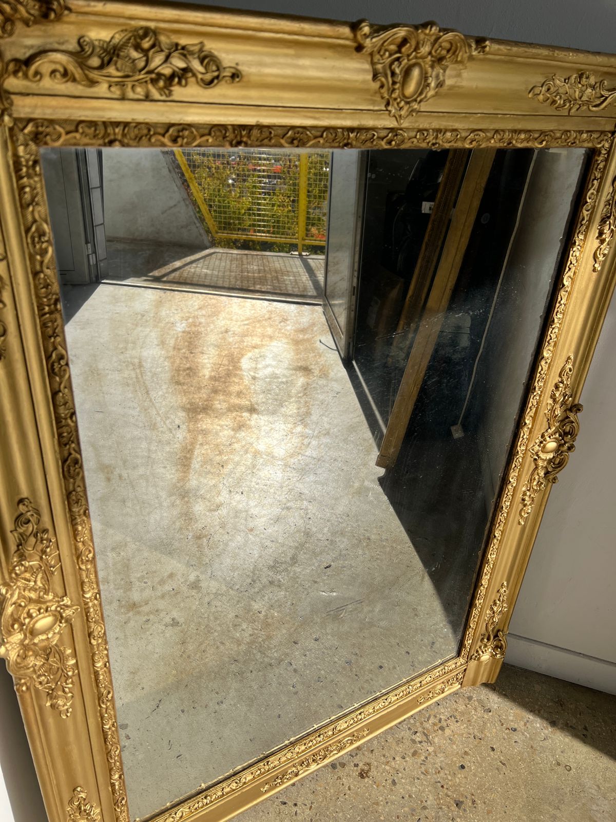 Miroir doré rectangulaire à frise de rinceaux redoré H:124cm