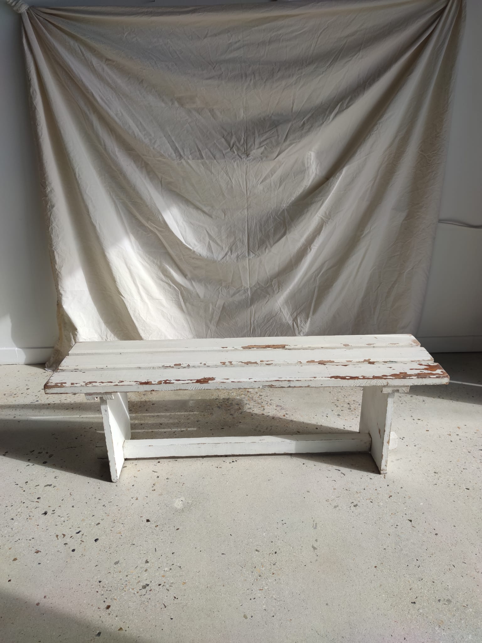 Ancien banc en bois peint en blanc