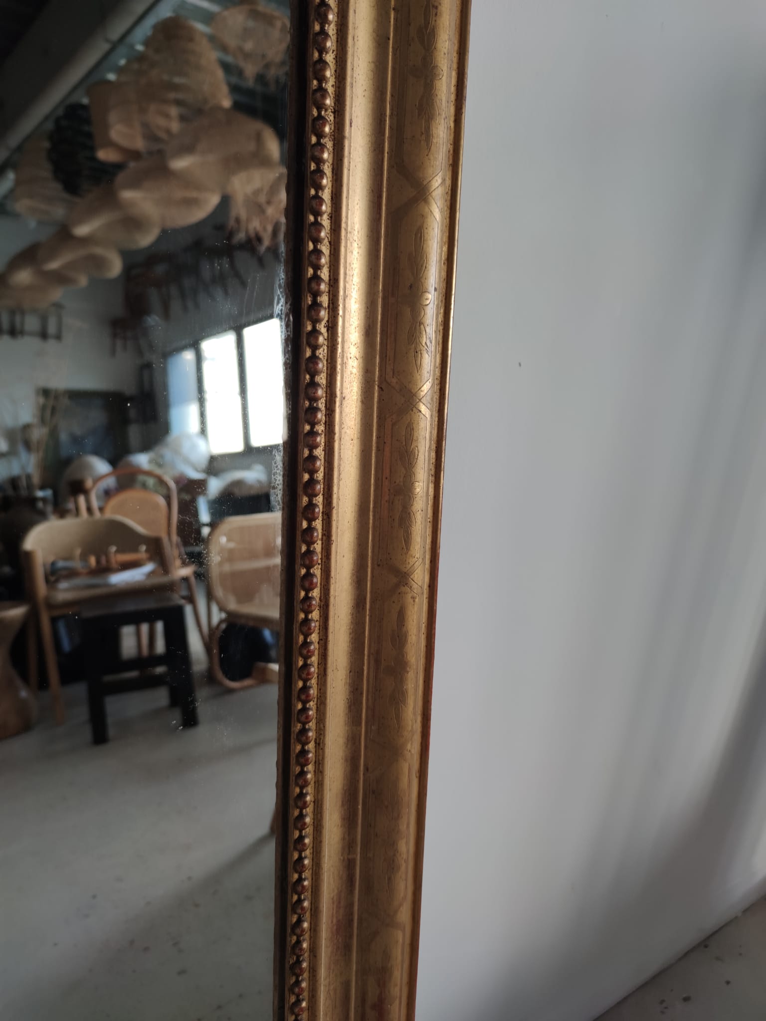 Miroir de cheminée à encadrement doré de style Louis Philippe