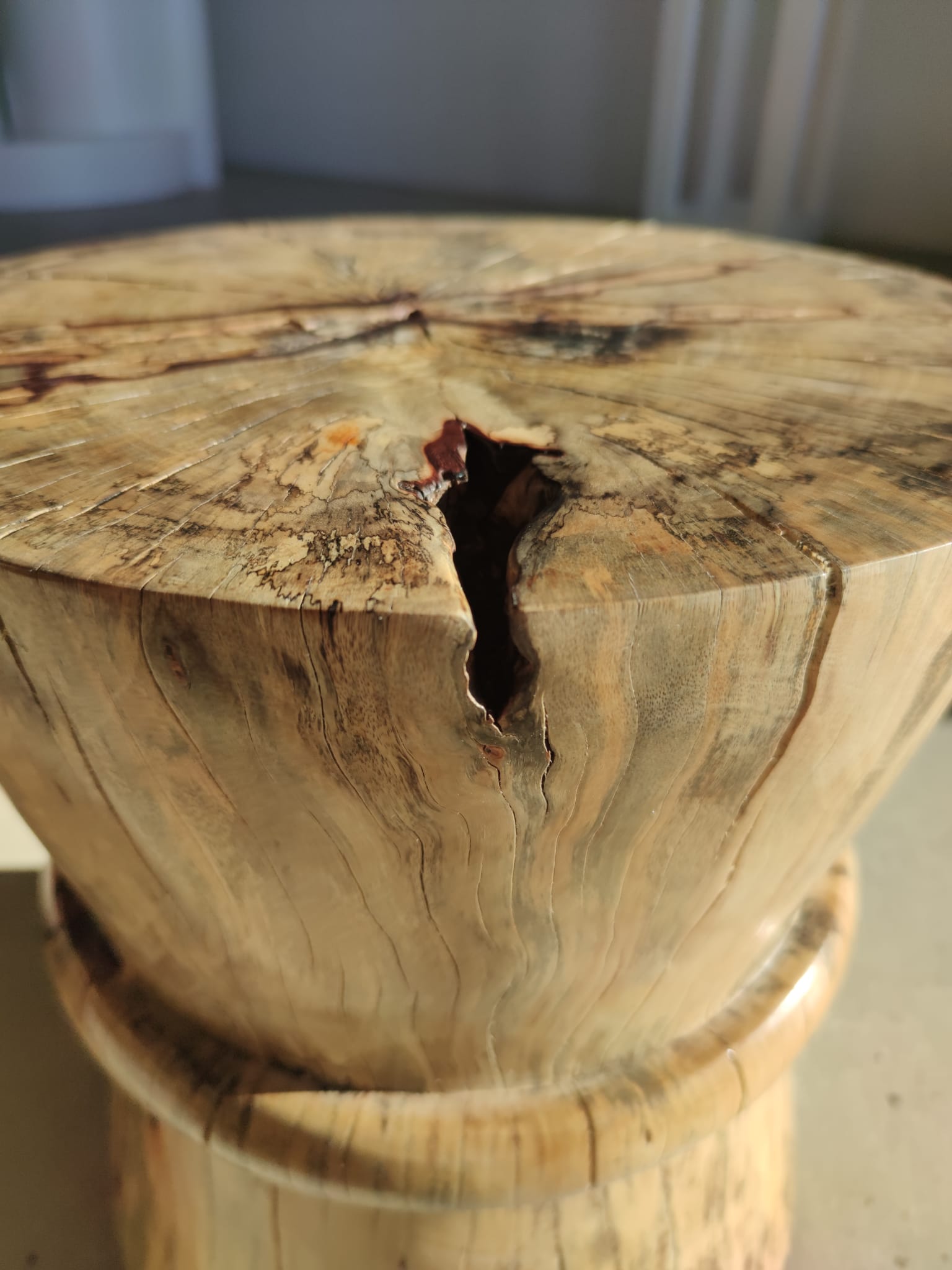 Bout de canapé, tabouret ou table d'appoint en tamarin massif (monoxyle) en forme de bobine (clair)