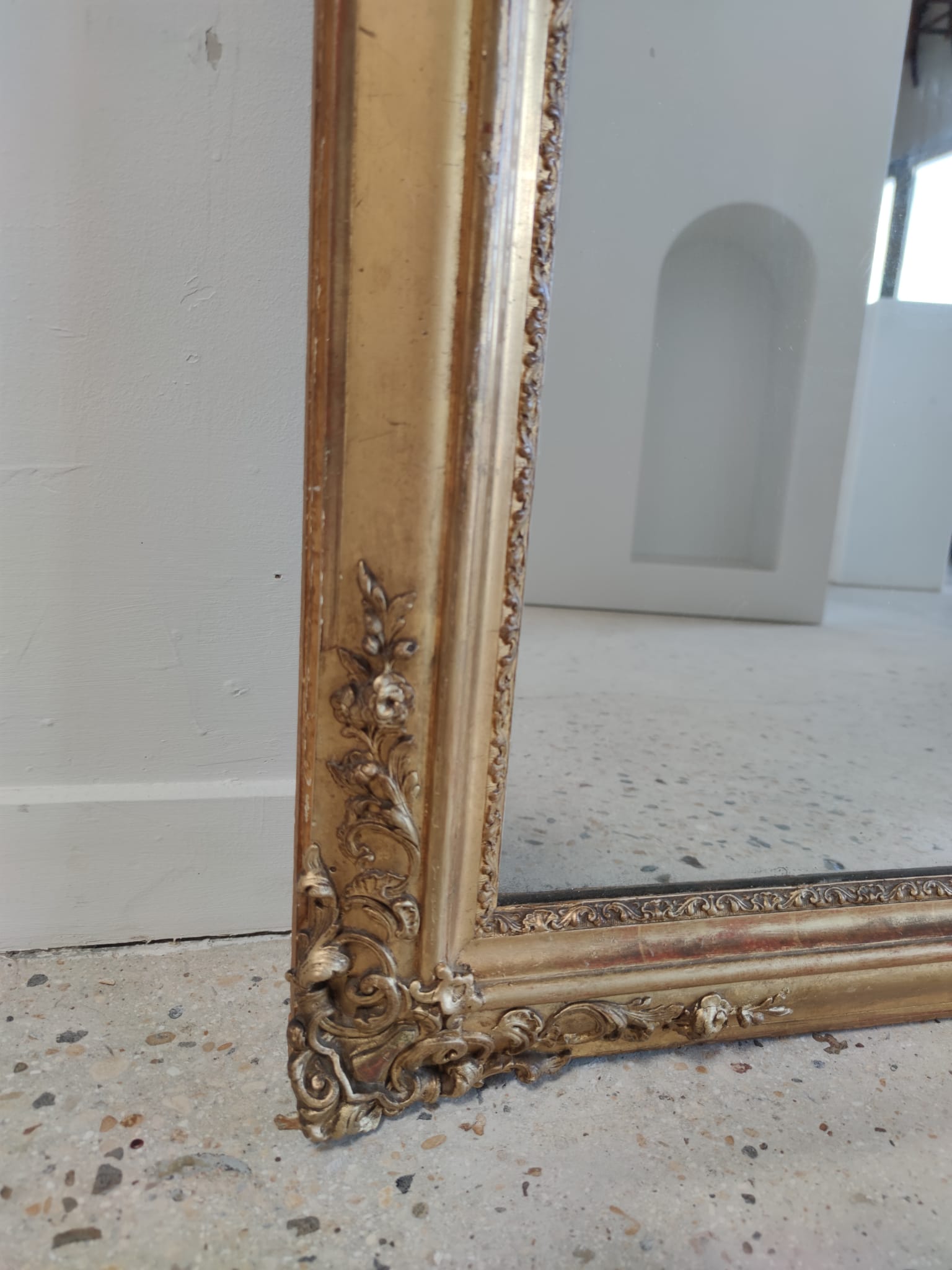 Miroir doré rectangulaire moulures motifs végétaux XIXe H: 130cm