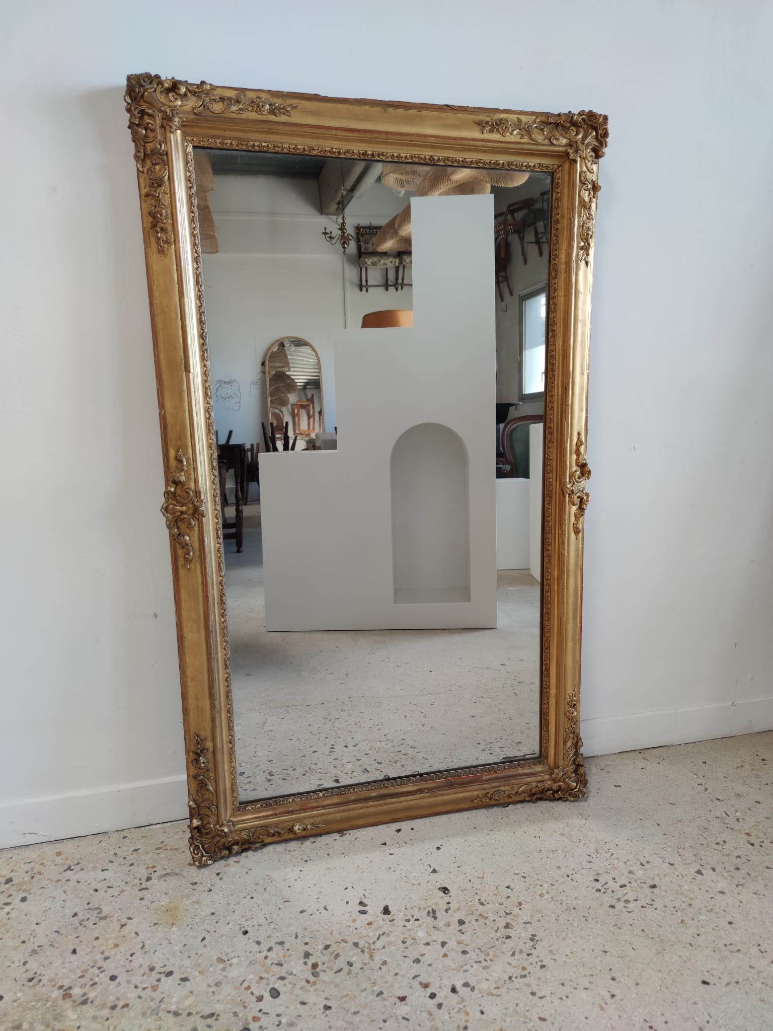 Miroir doré rectangulaire moulures motifs végétaux XIXe H: 130cm