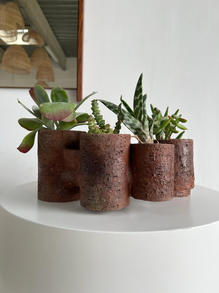 Toyo par Léa Caïe - ensemble de pots façonnés à la main, reliés par un tube d'irrigation