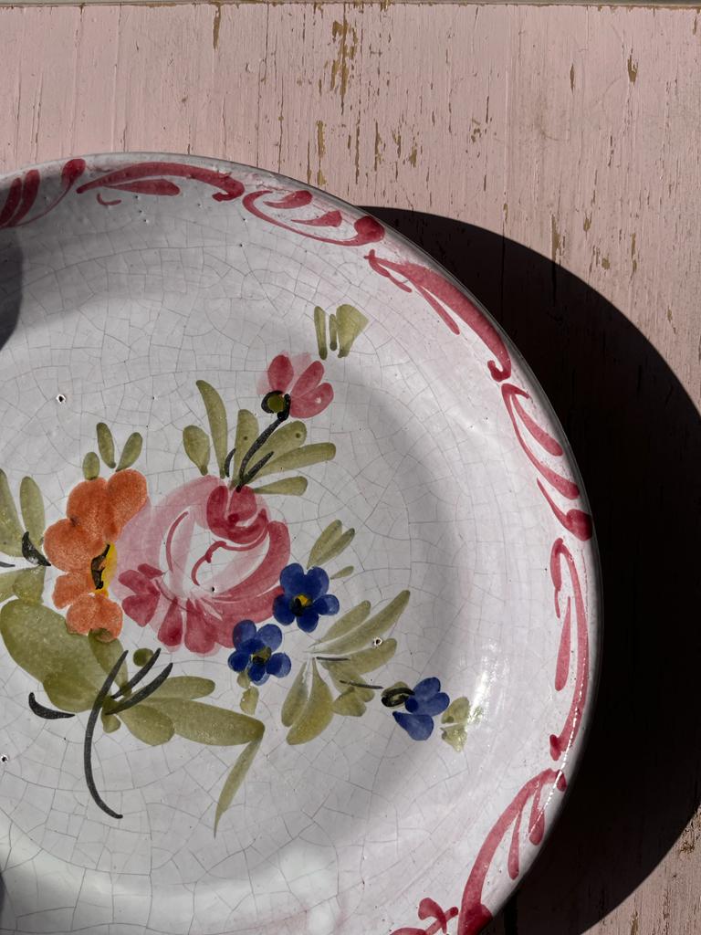 Assiette sicilienne motif floral peint à la main rose