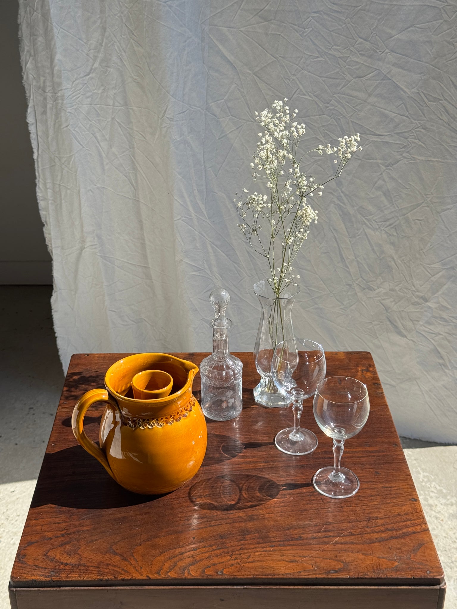 Pichet à rosé à compartiment à glaçon en céramique jaune foncé à frise de fleurs stylisées