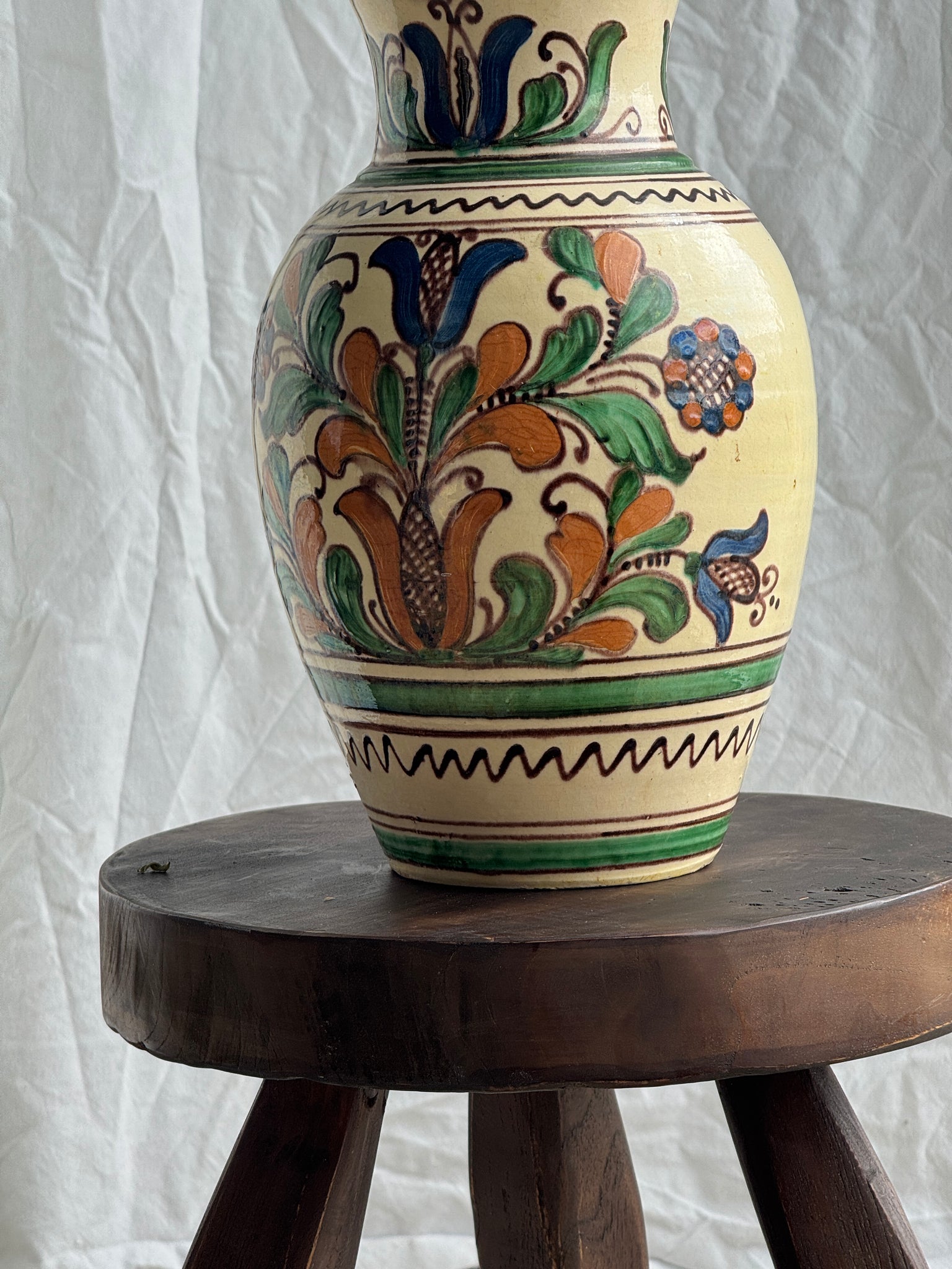 Grand vase provençal fond beige décor vert, bleu et brun de végétaux stylisés et frises géométriques H31