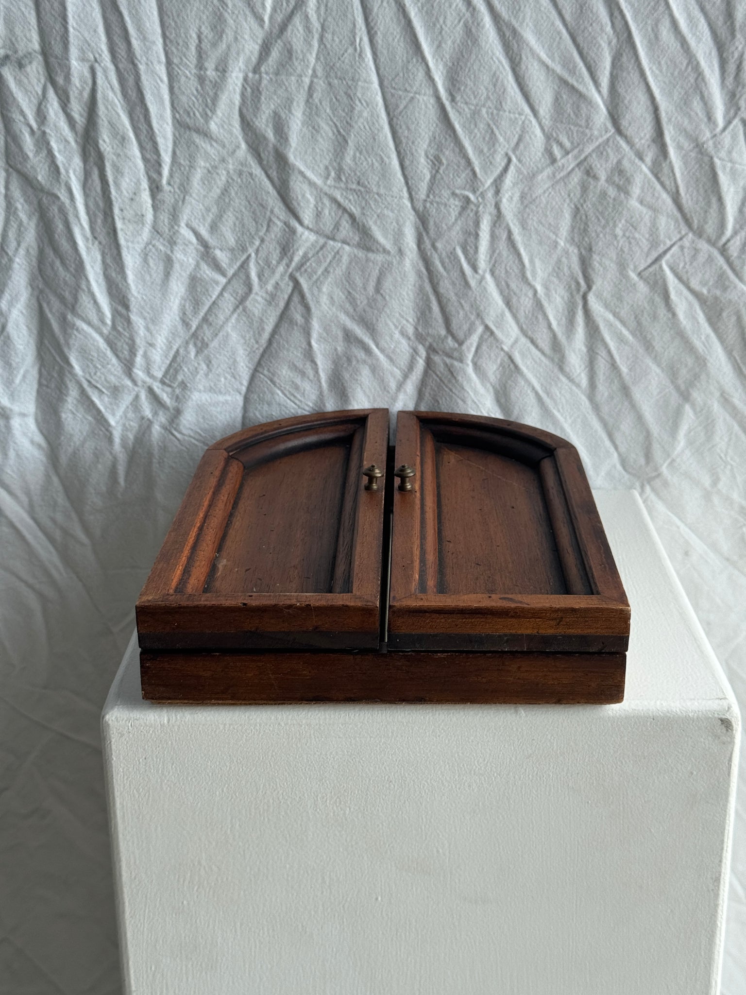 Mini miroir dessus arrondi en chêne à deux portes et à crochets (porte bijoux ou clefs) H31 L23