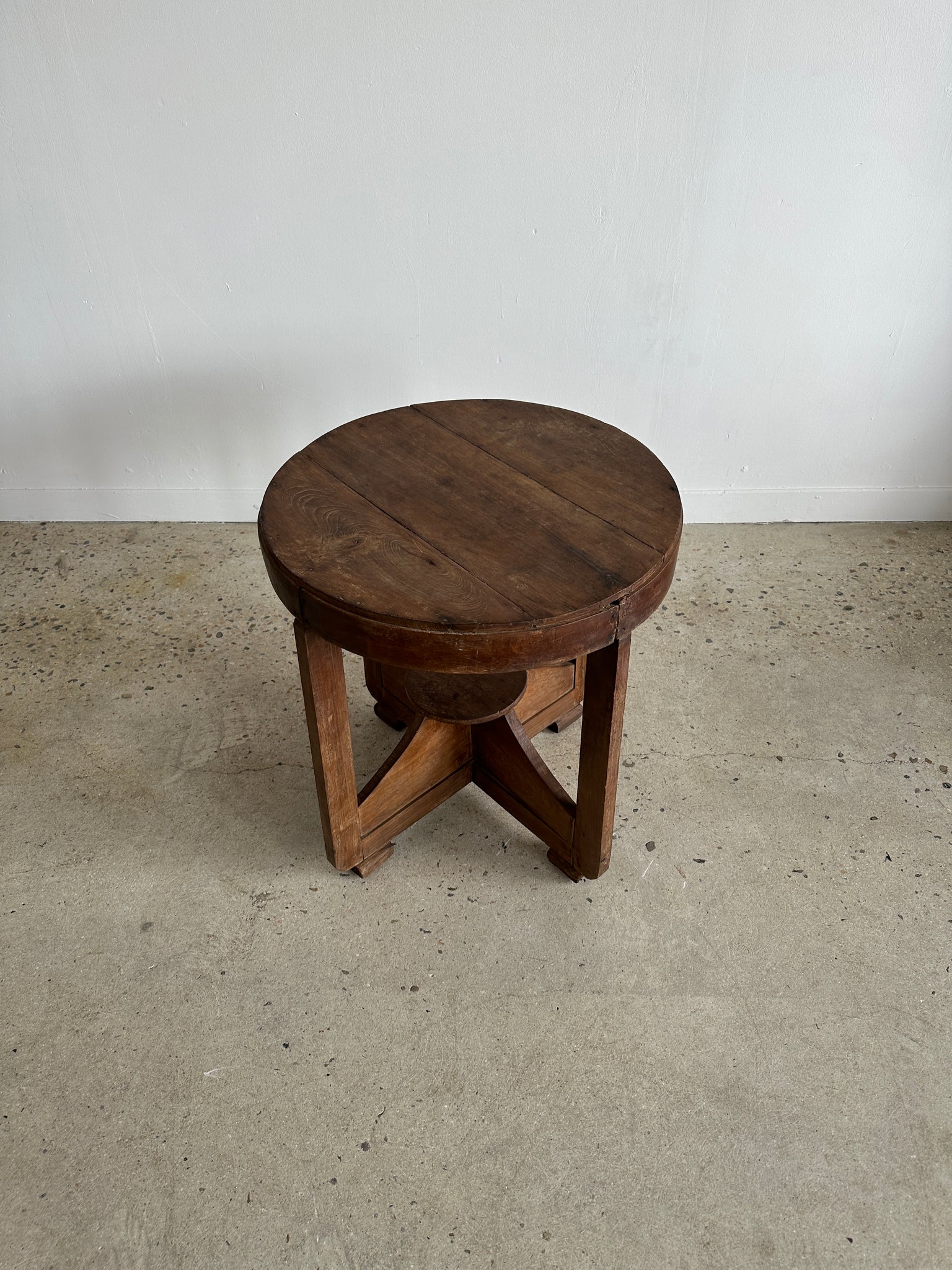 Guéridon ou petite table d'appoint circulaire piètement quadripode à entretoise de style moderniste vintage
