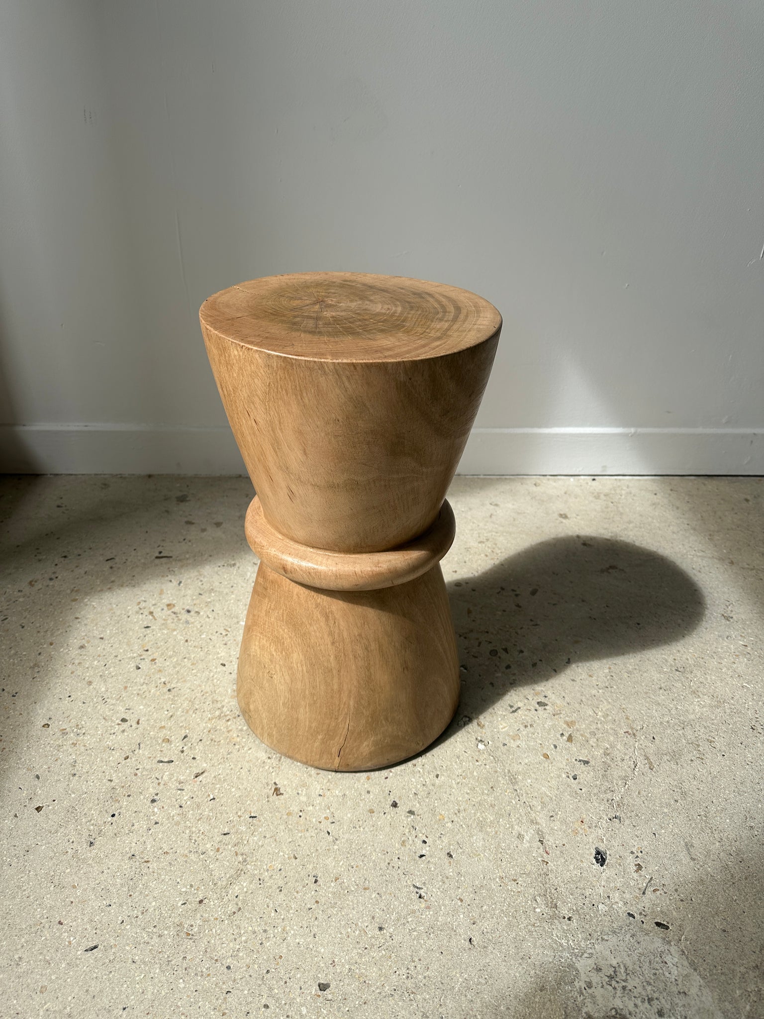 Table d'appoint, bout de canapé ou tabouret en manguier naturel monoxyle en forme de bobine H:46cm D:27cm