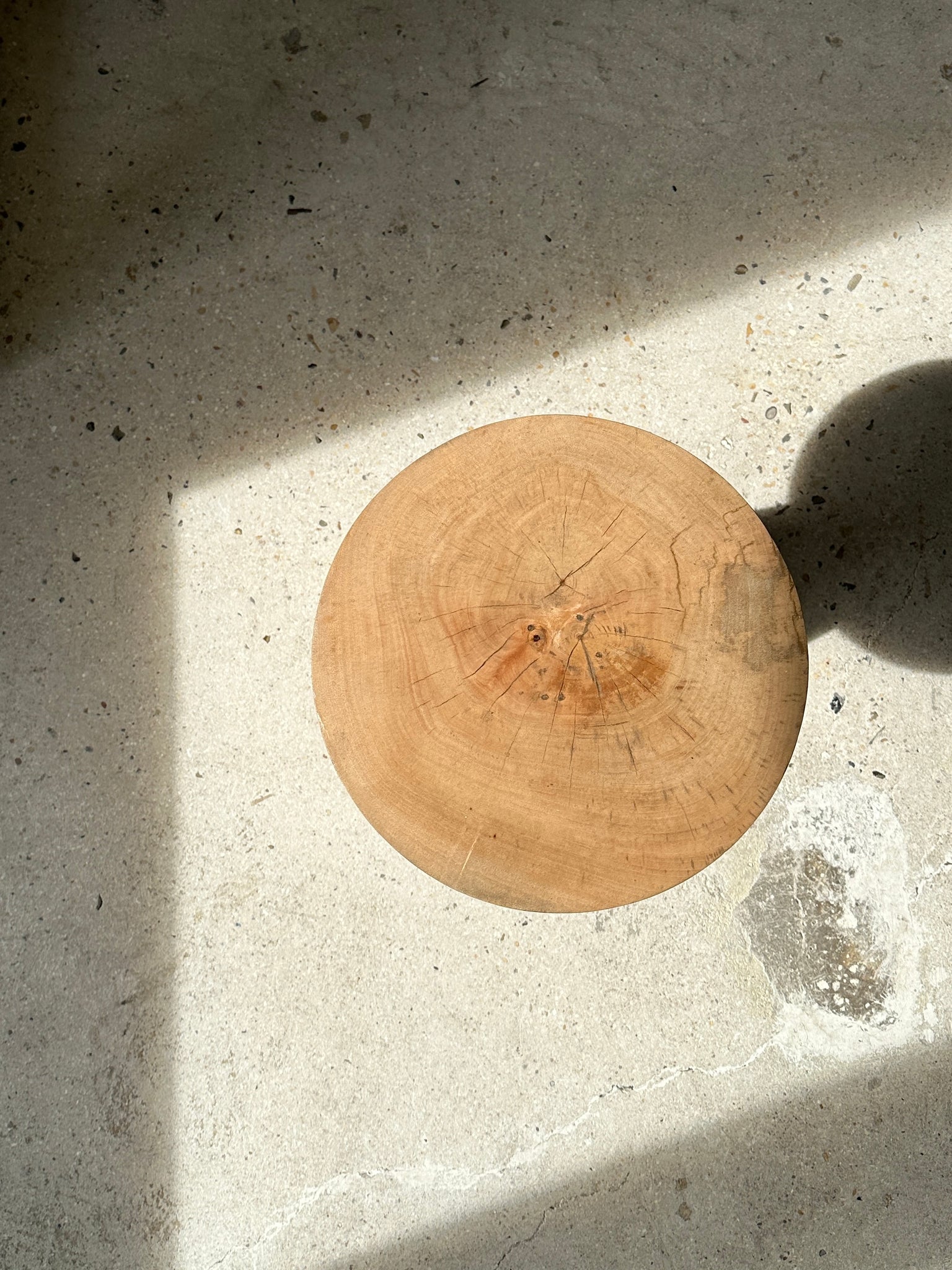 Table d'appoint, bout de canapé en manguier naturel monoxyle plateau conique H:50cm