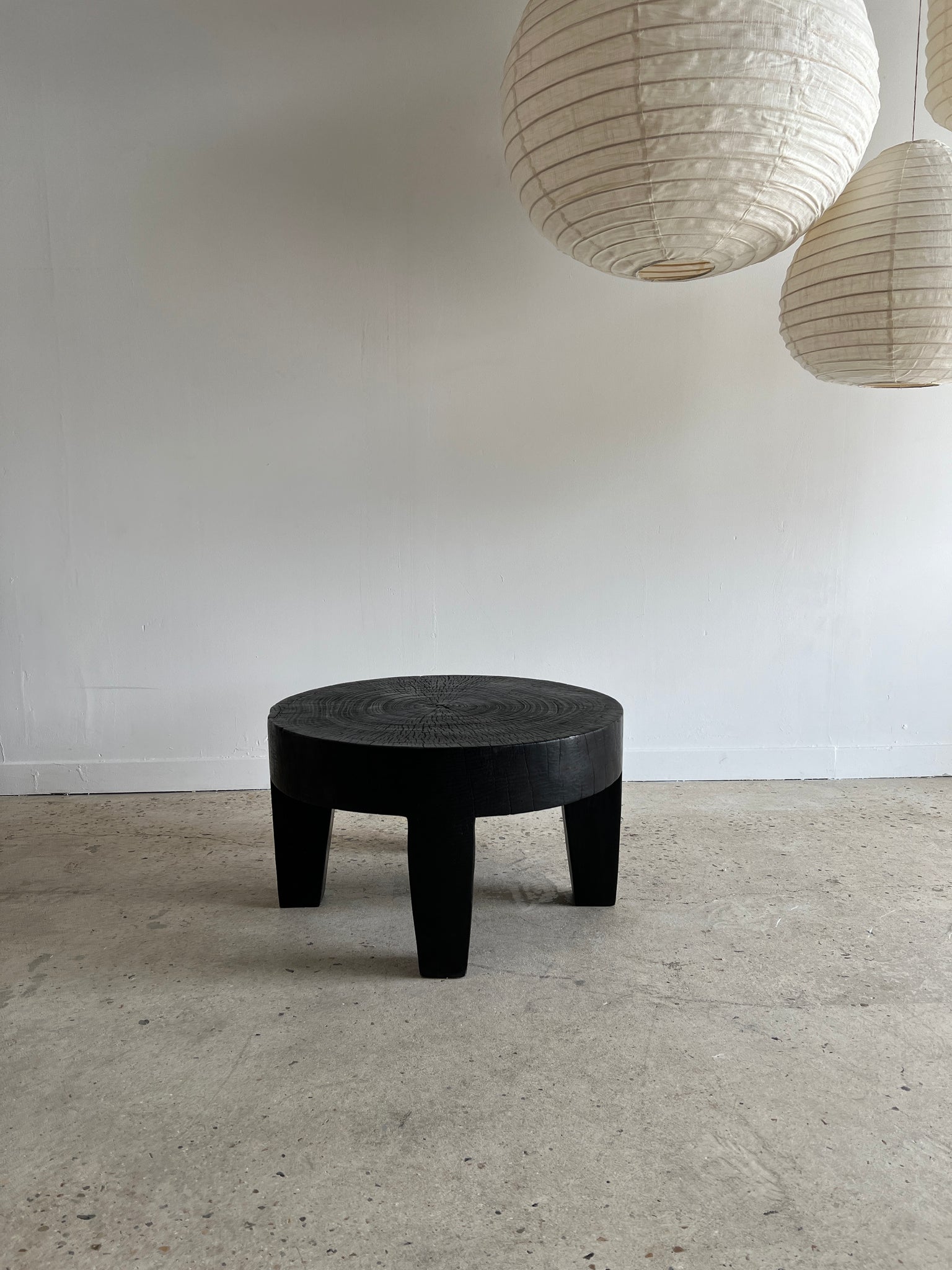 Coffee table, table basse quadripode en bois massif monoxyle noir H:39,5cm D:68cm