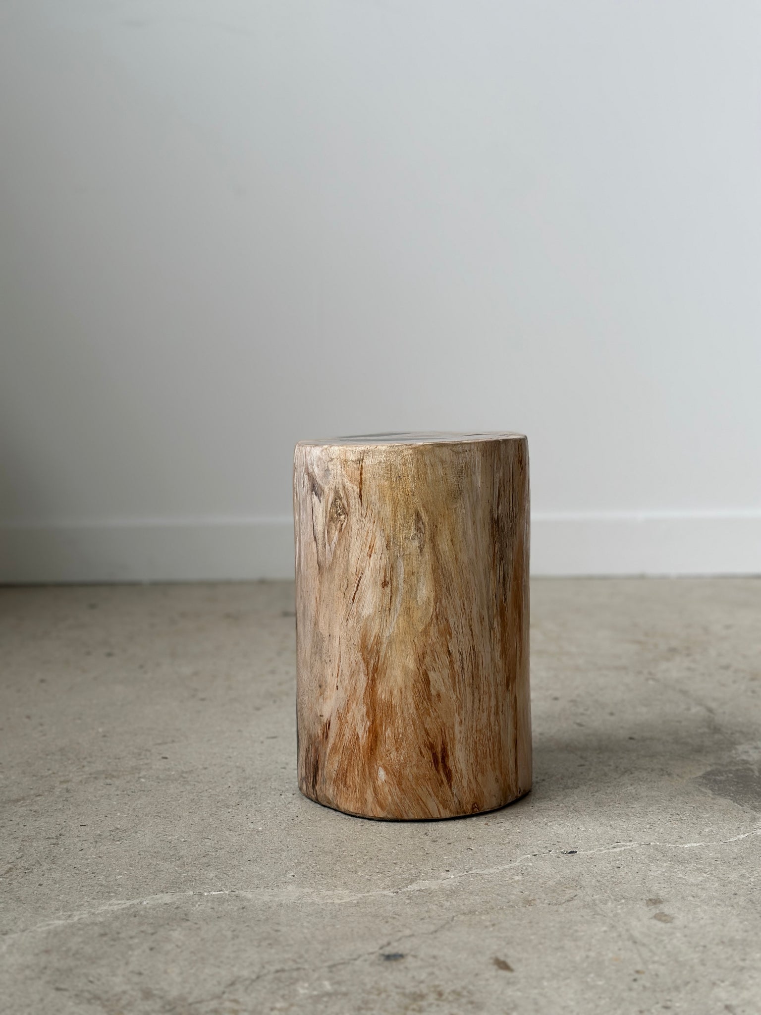 Table d'appoint en bois pétrifié blanc 2 taches noires H:28cm D:18,5cm