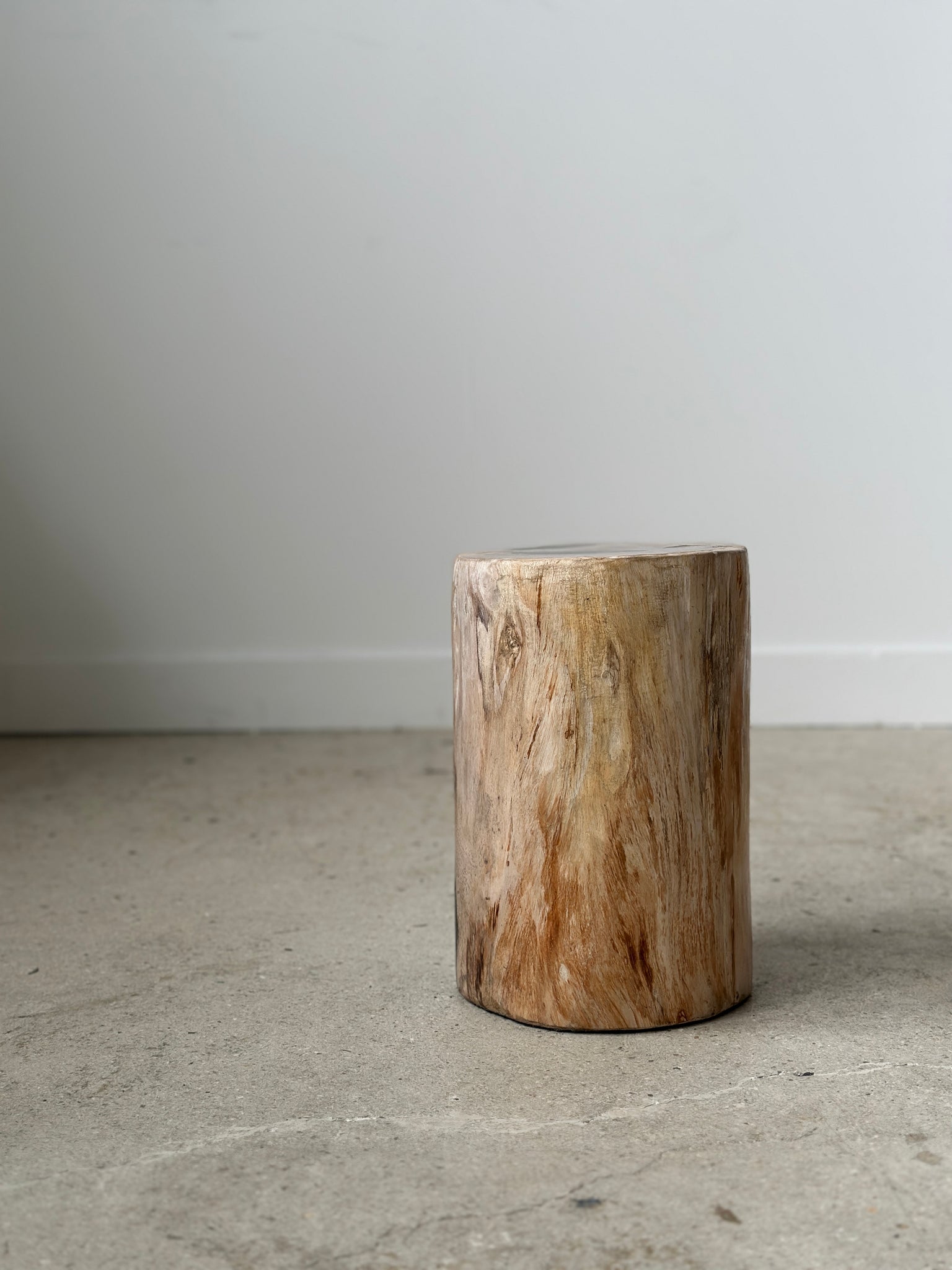 Table d'appoint en bois pétrifié blanc 2 taches noires H:28cm D:18,5cm