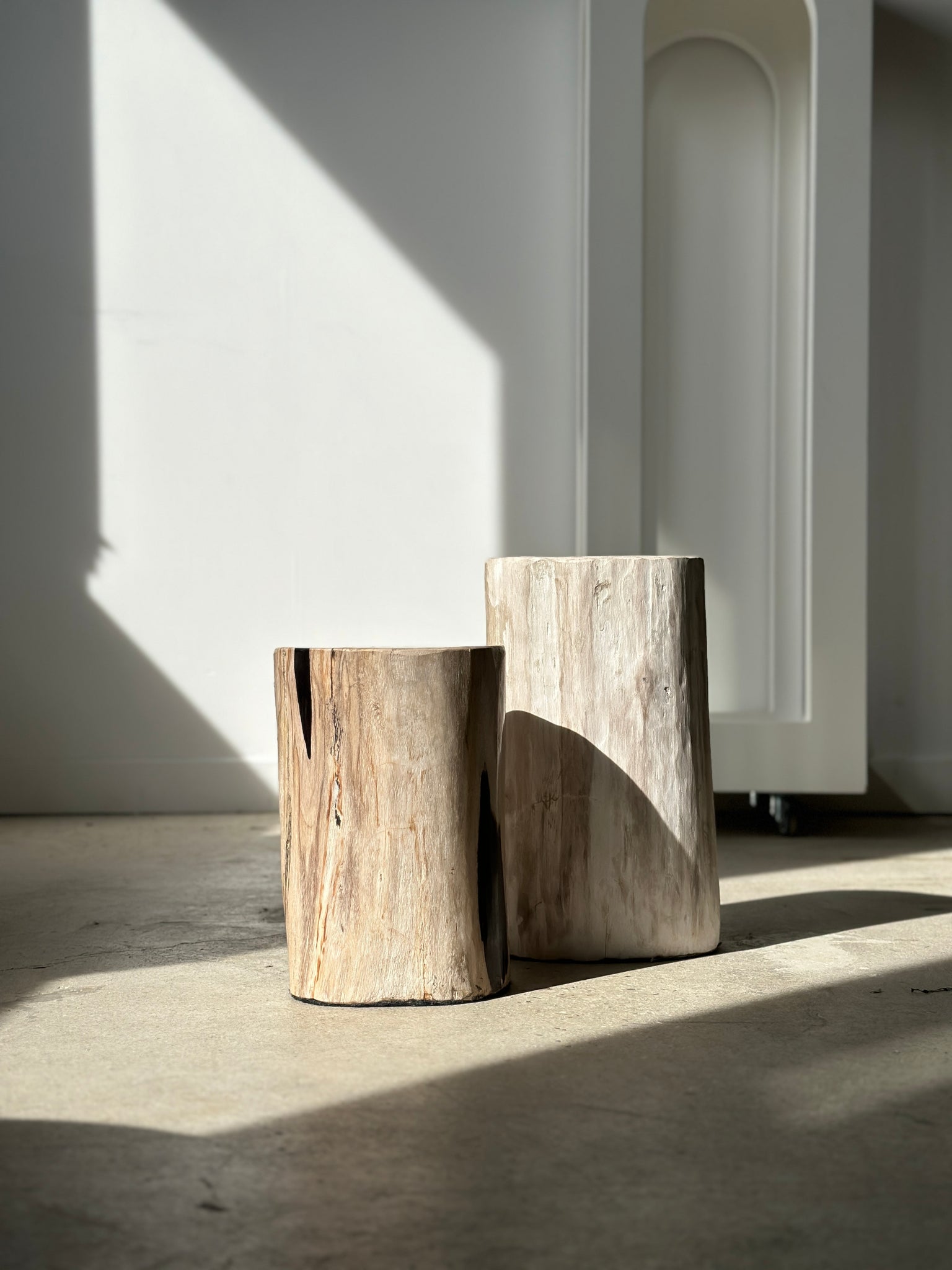 Table d'appoint en bois pétrifié blanc et taches noires H:27,5 D:18
