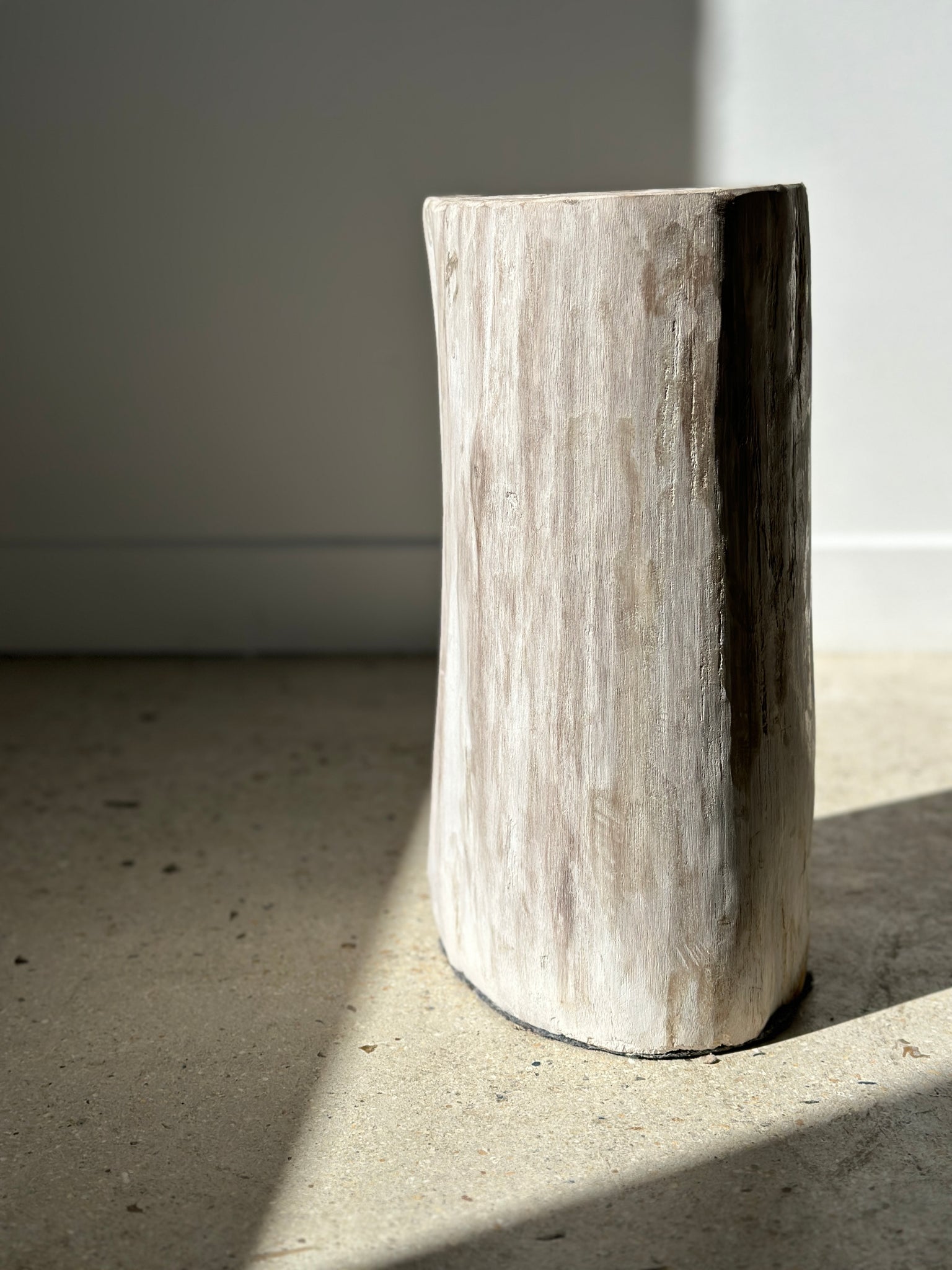 Table d'appoint en bois pétrifié tour blanc cœur noir H:36cm D:17cm