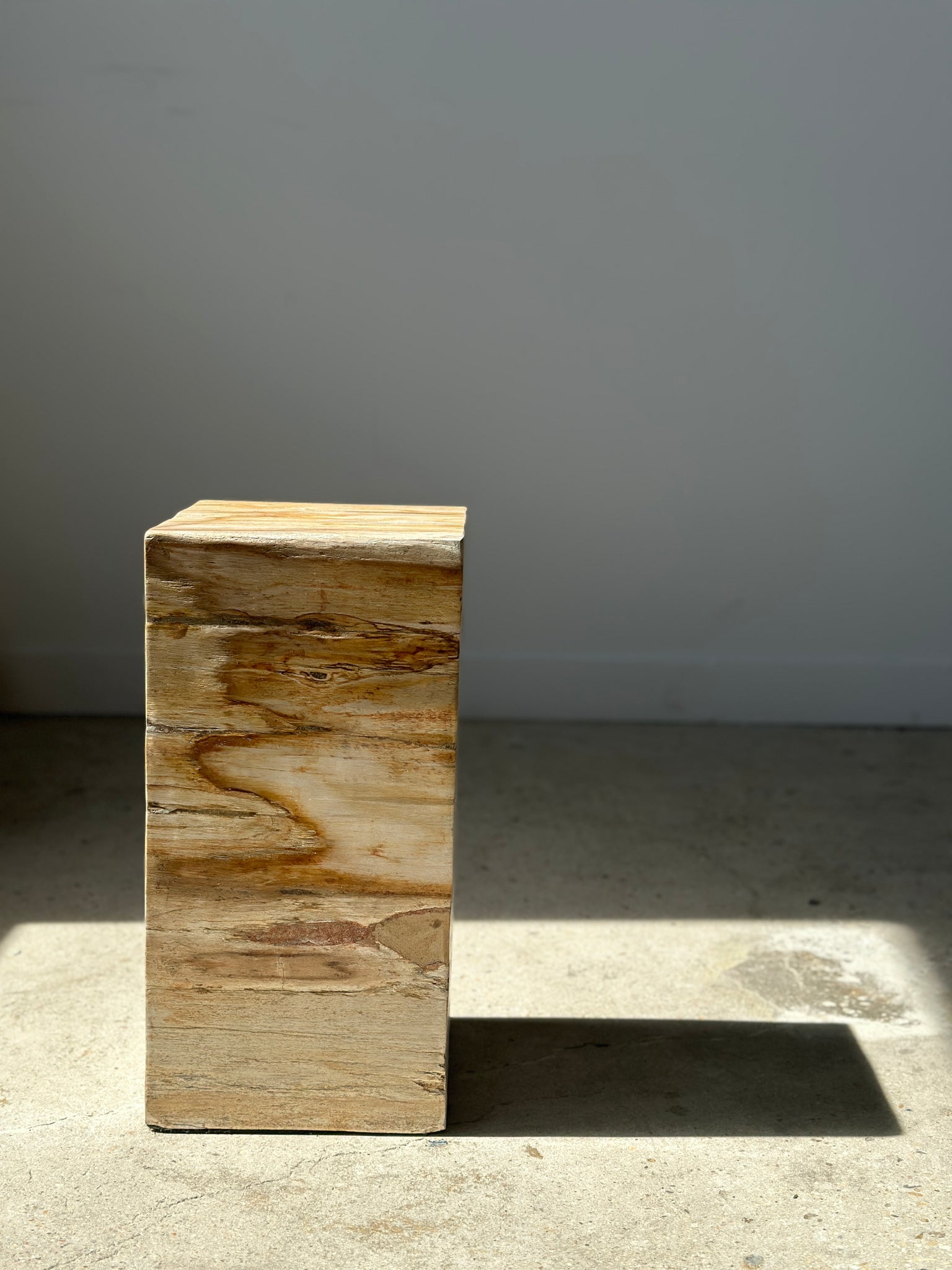 Table d'appoint en bois pétrifié H:40cm