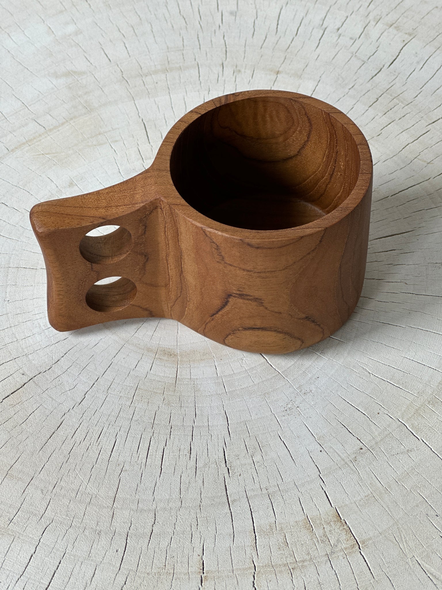 Petit mug design en teck asiatique monoxyle naturel