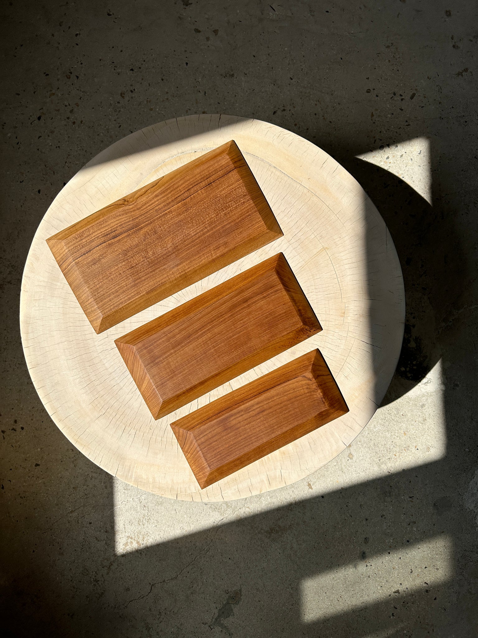 Trio de petits plateaux rectangulaires plats monoxyles en teck L:35cm