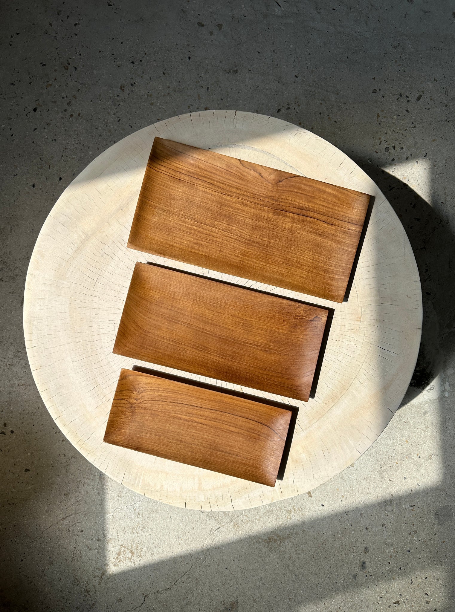 Trio de petits plateaux rectangulaires plats monoxyles en teck L:35cm