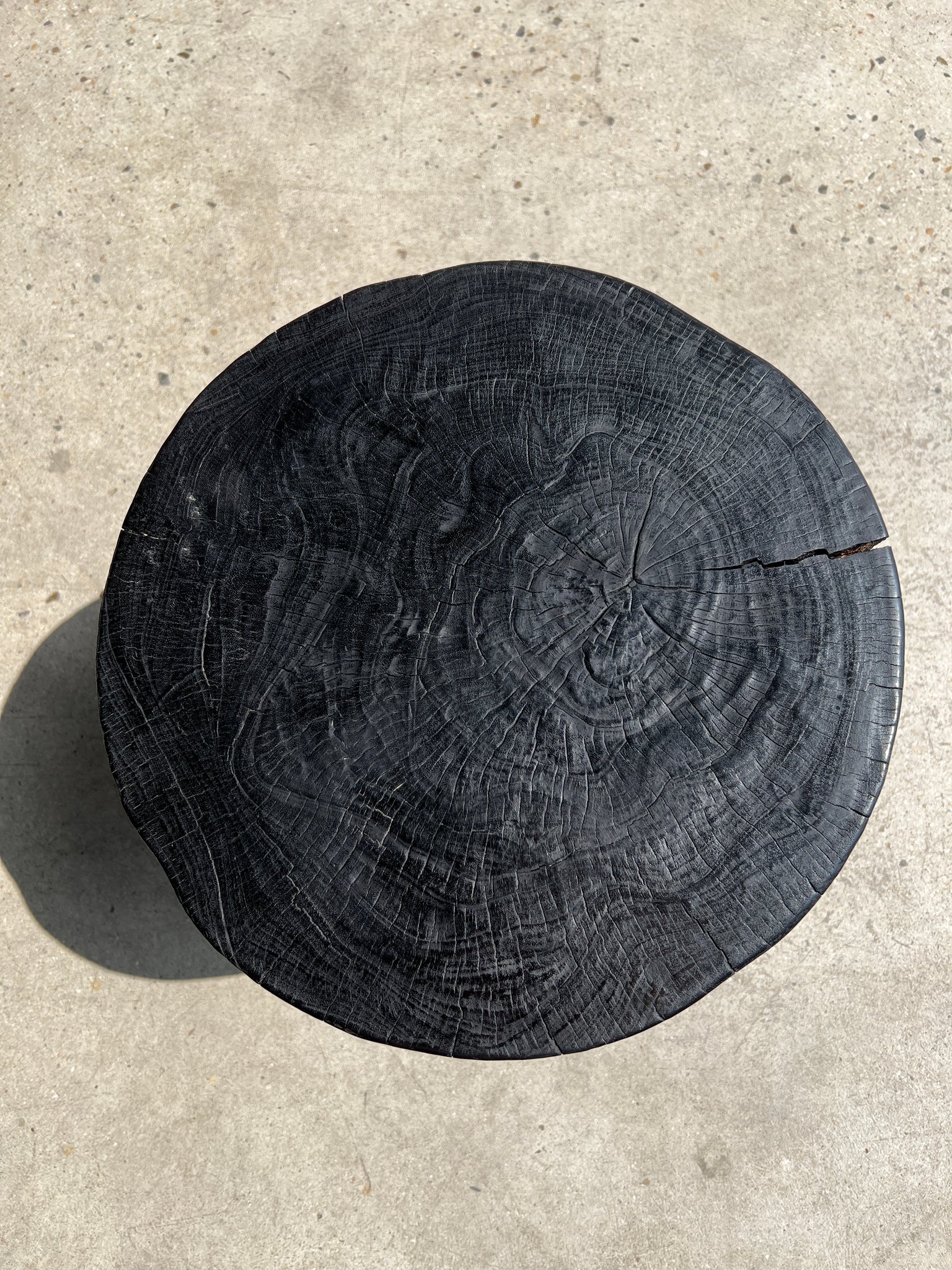 Bout de canapé monoxyle en manguier noir tripode plateau demi sphère H:45 D:44