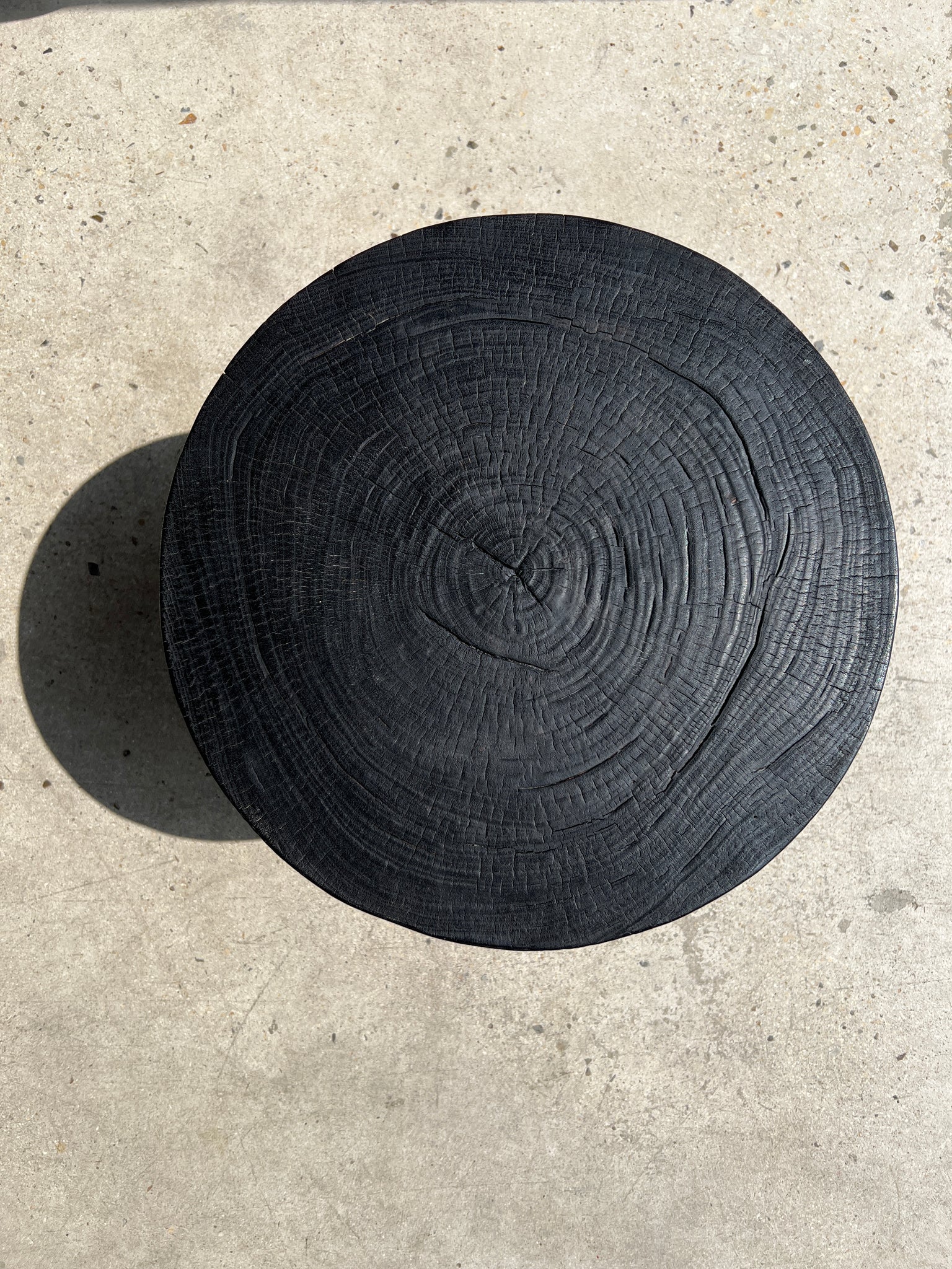 Bout de canapé monoxyle en manguier noir tripode plateau demi sphère H:45 D:44