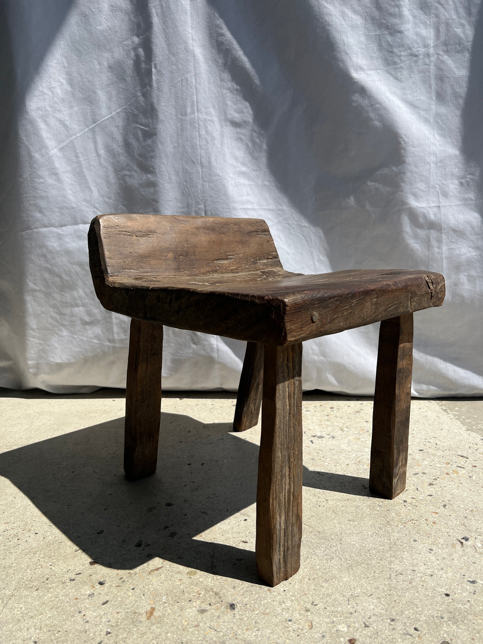 Petit tabouret en teck ancien quadripode à petit dossier H:30 L:32