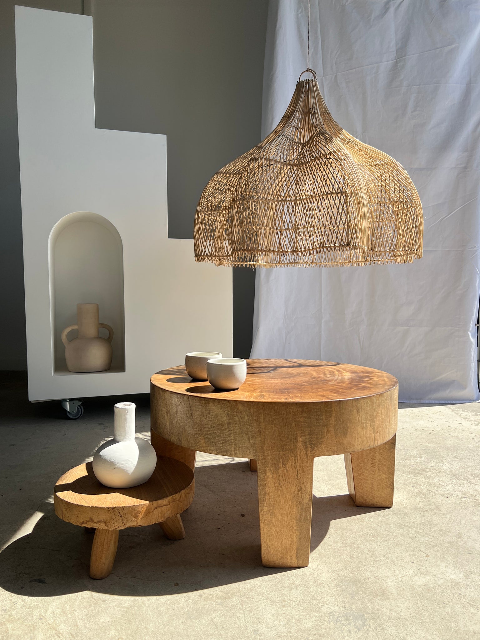 Coffee table, table basse quadripode en bois massif monoxyle couleur naturelle (foncée)