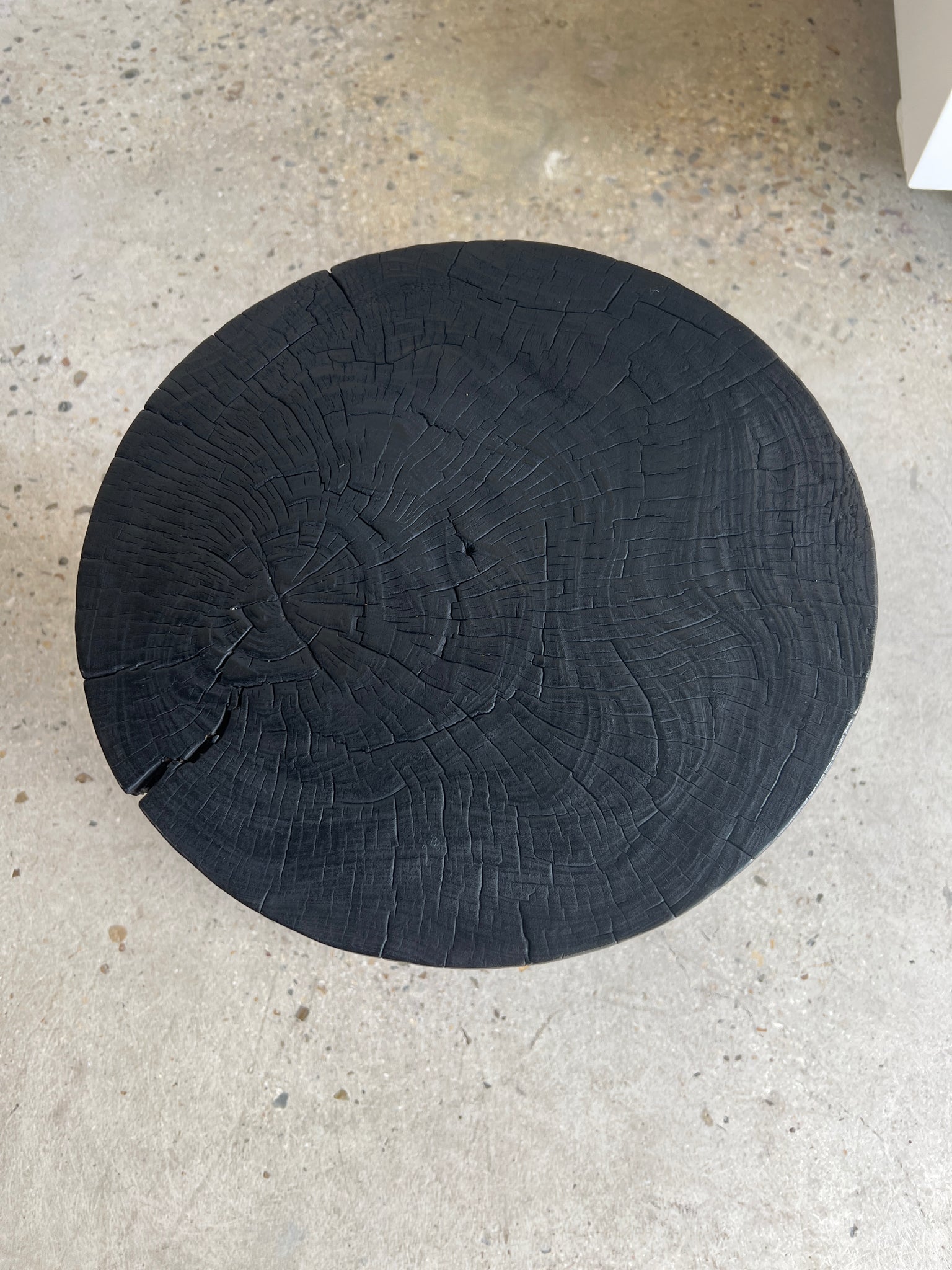 Bout de canapé en bois massif (monoxyle) forme organique couleur noire