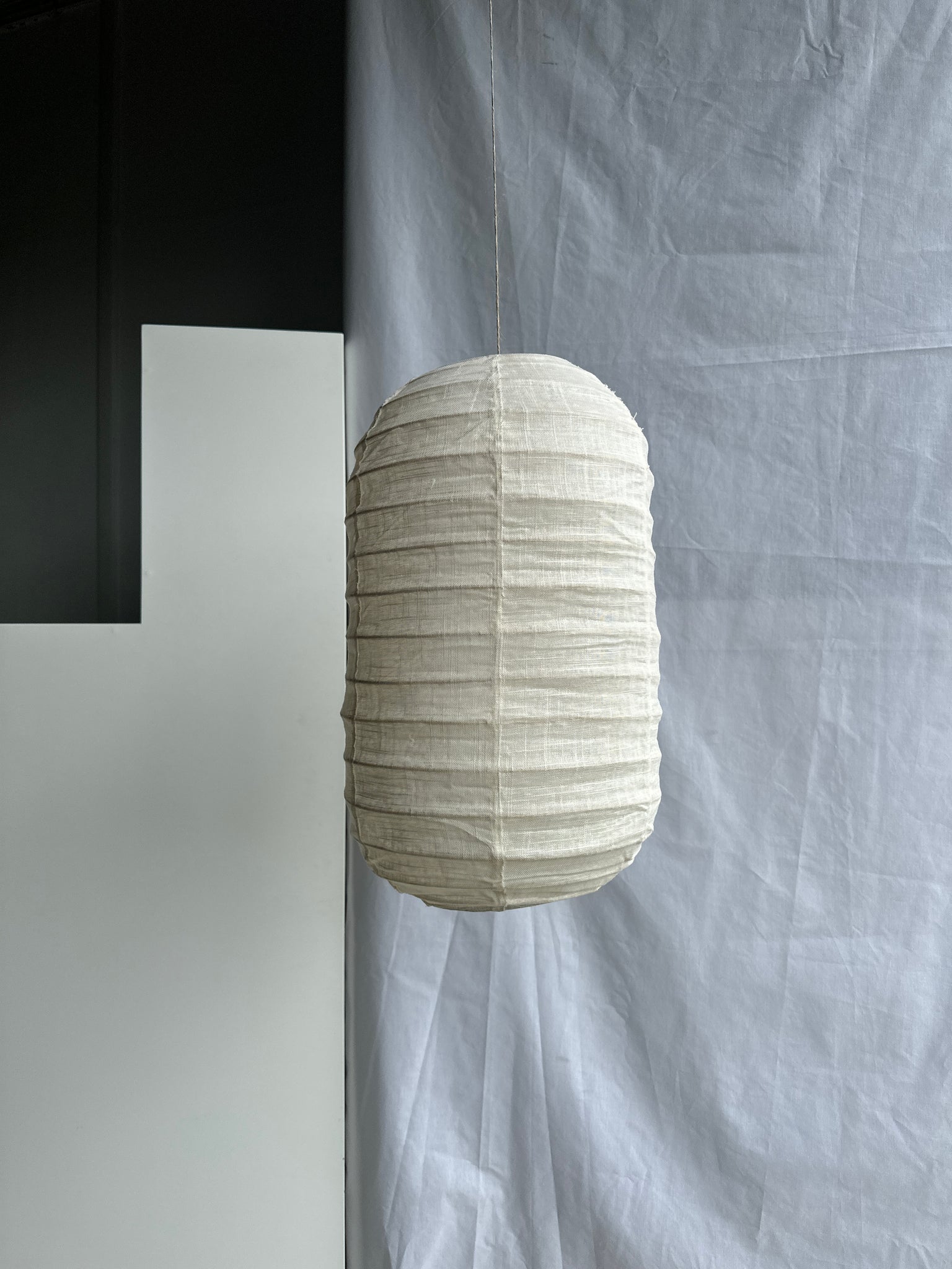 Petite suspension en rotin et lin naturel japonisante en forme de lanterne H50 D30