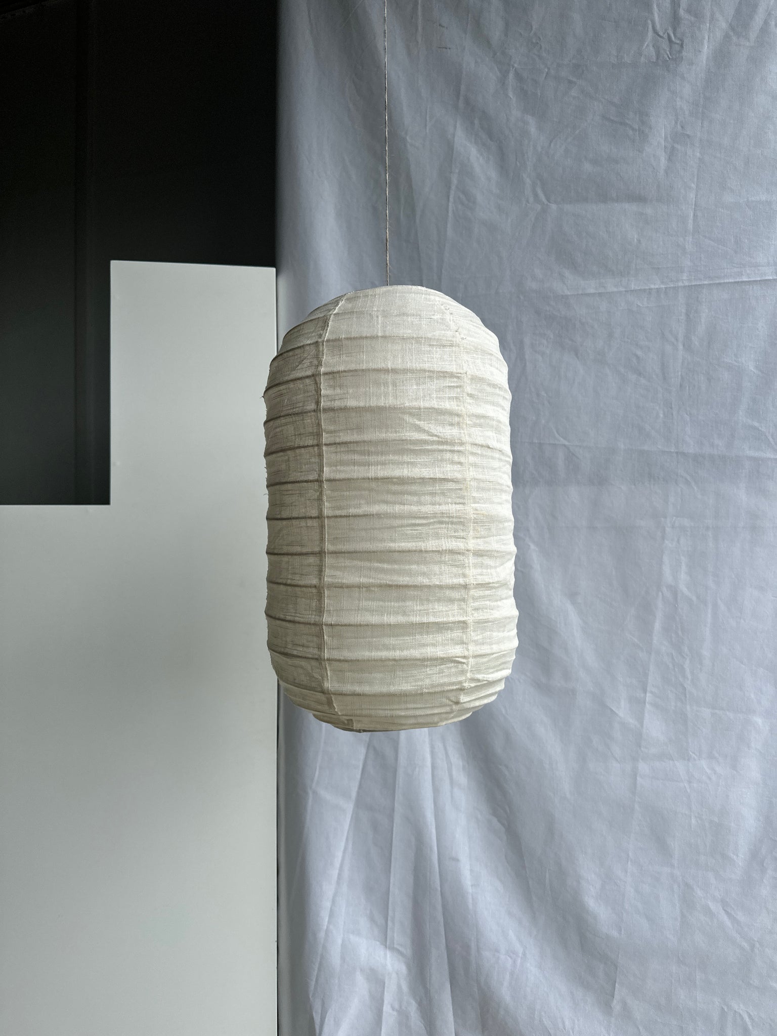 Petite suspension en rotin et lin naturel japonisante en forme de lanterne H50 D30