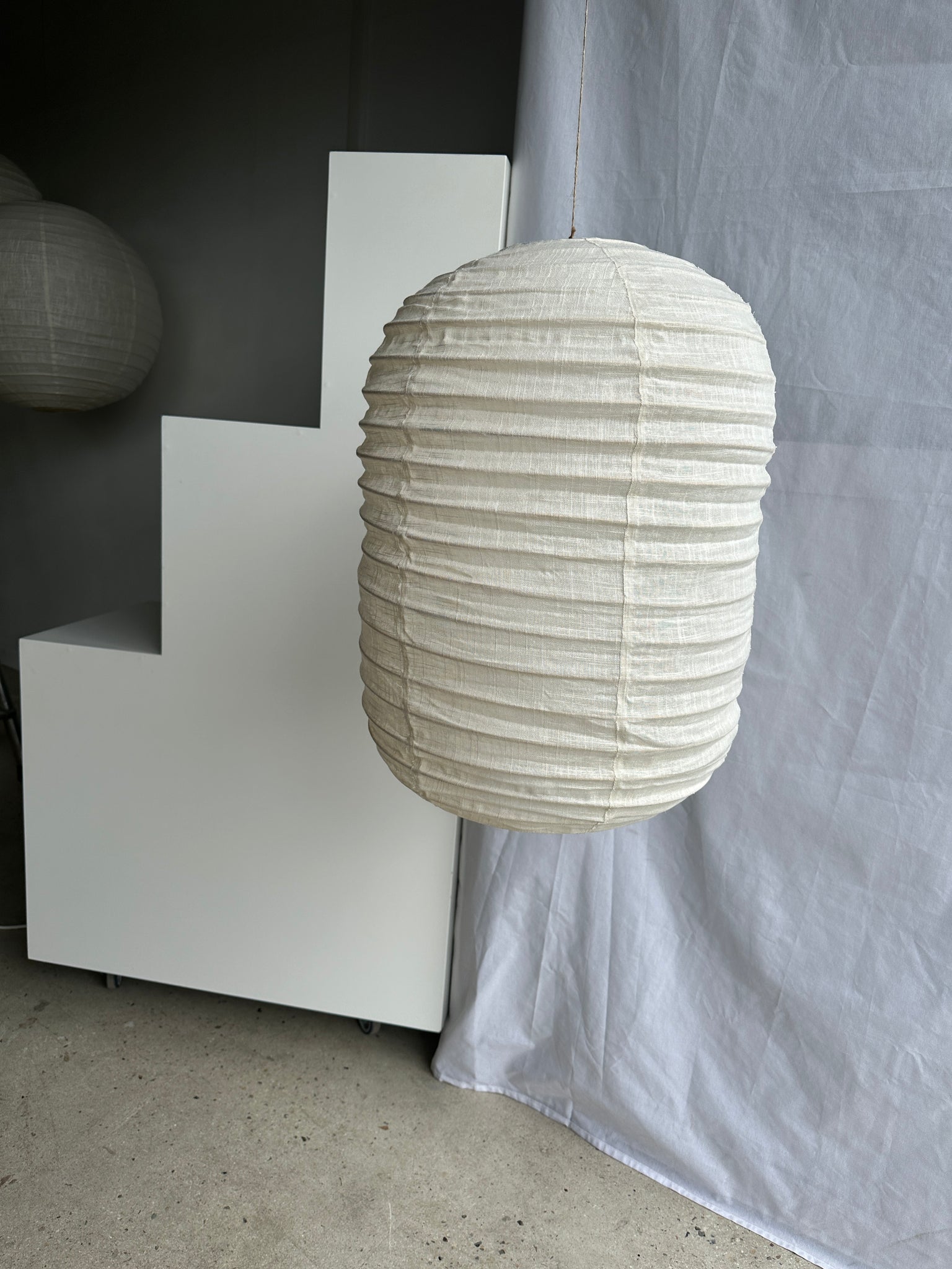 Moyenne suspension en rotin et lin naturel japonisante en forme de lanterne H70 D50