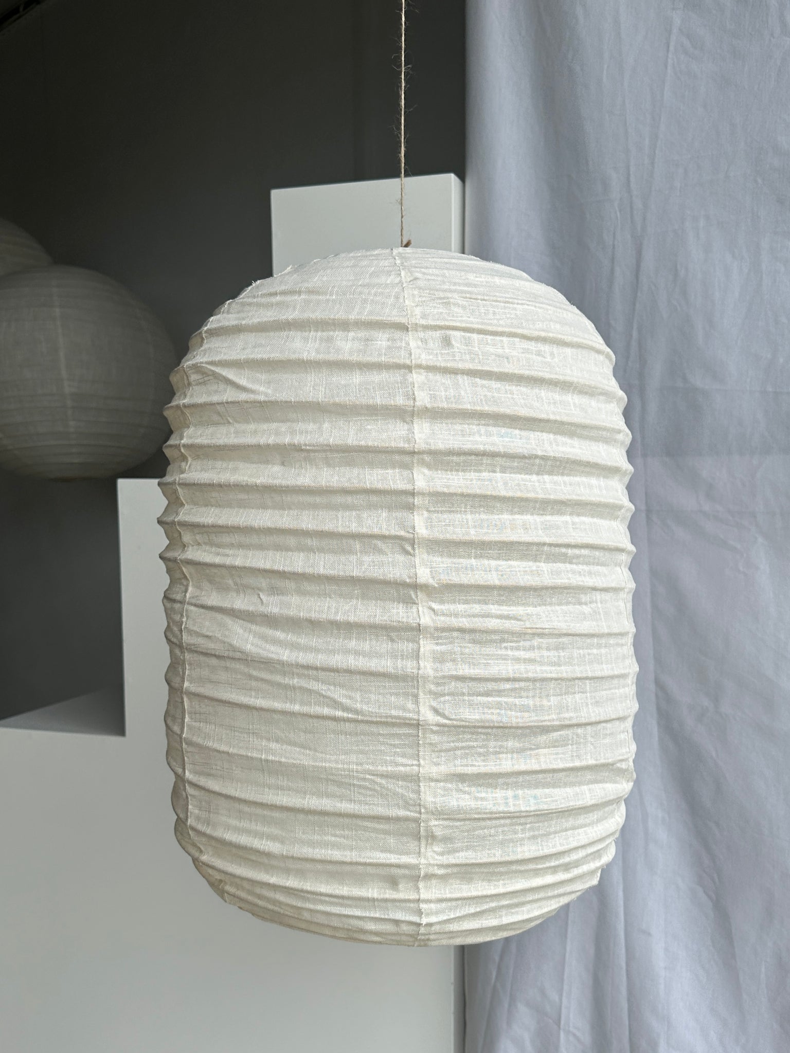 Moyenne suspension en rotin et lin naturel japonisante en forme de lanterne H60 D45