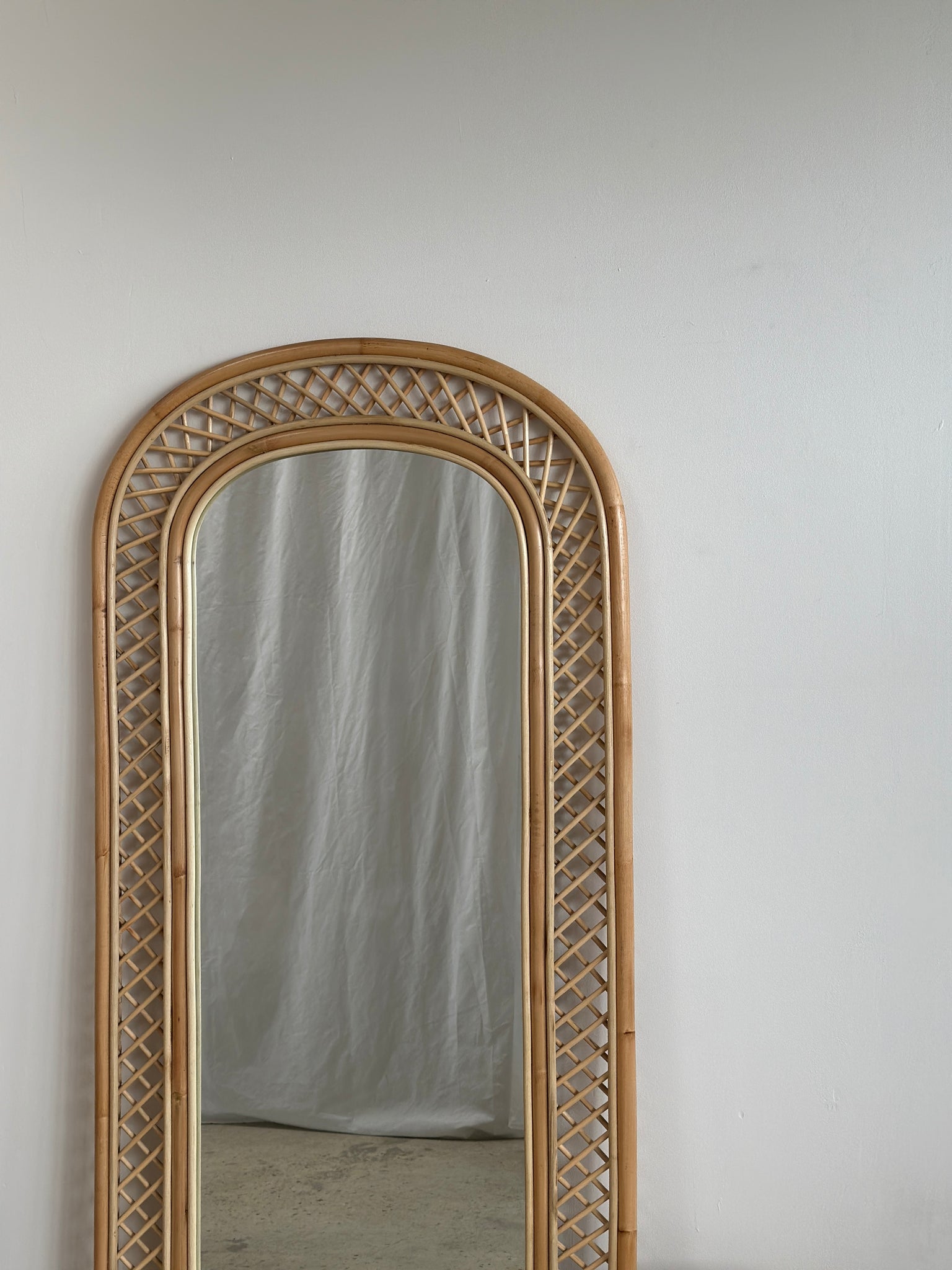 Grand miroir de pied en rotin à croisillons H:2m