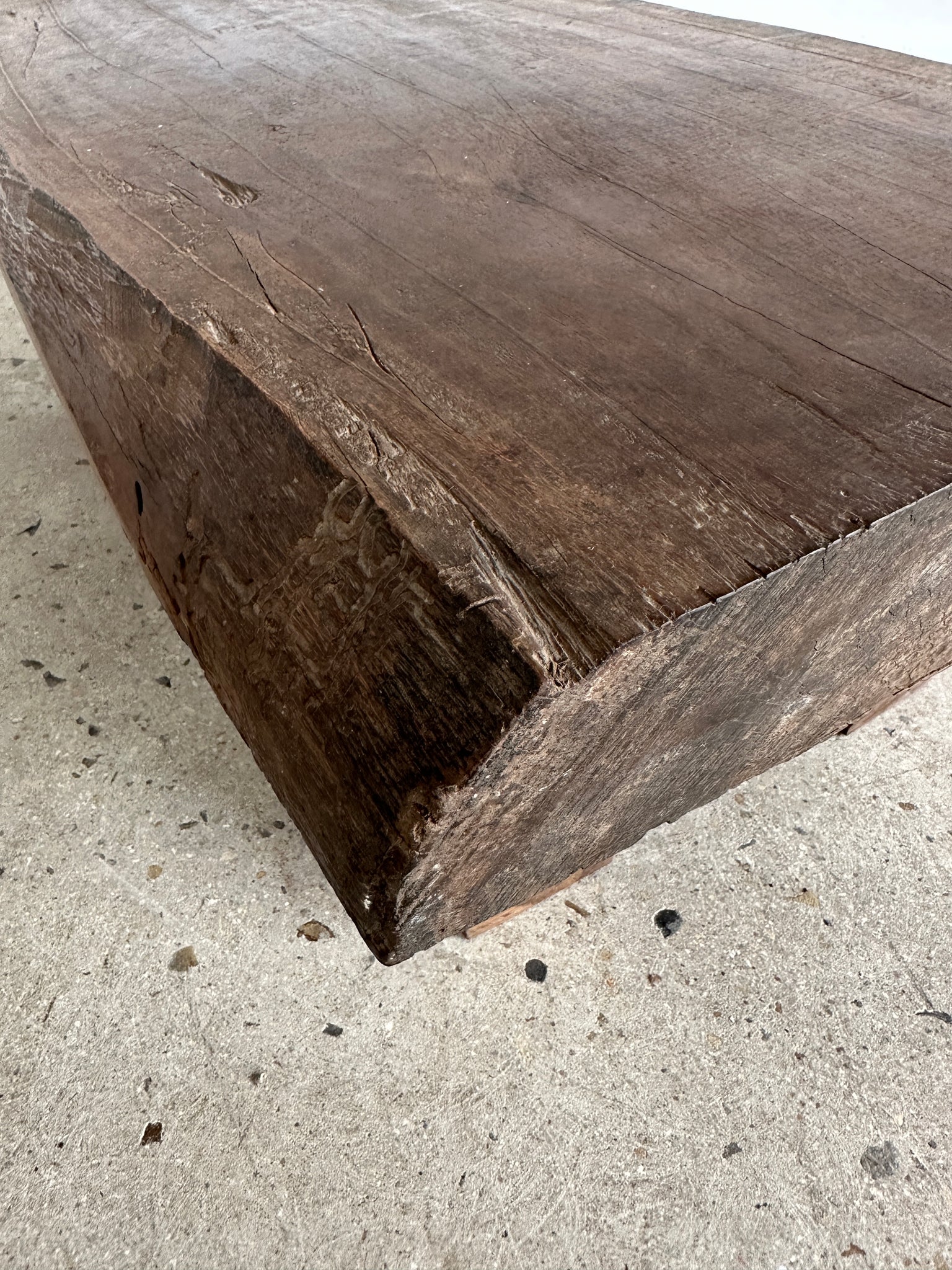 Table basse brutaliste quadripode en bois massif asiatique H30 L81 l42