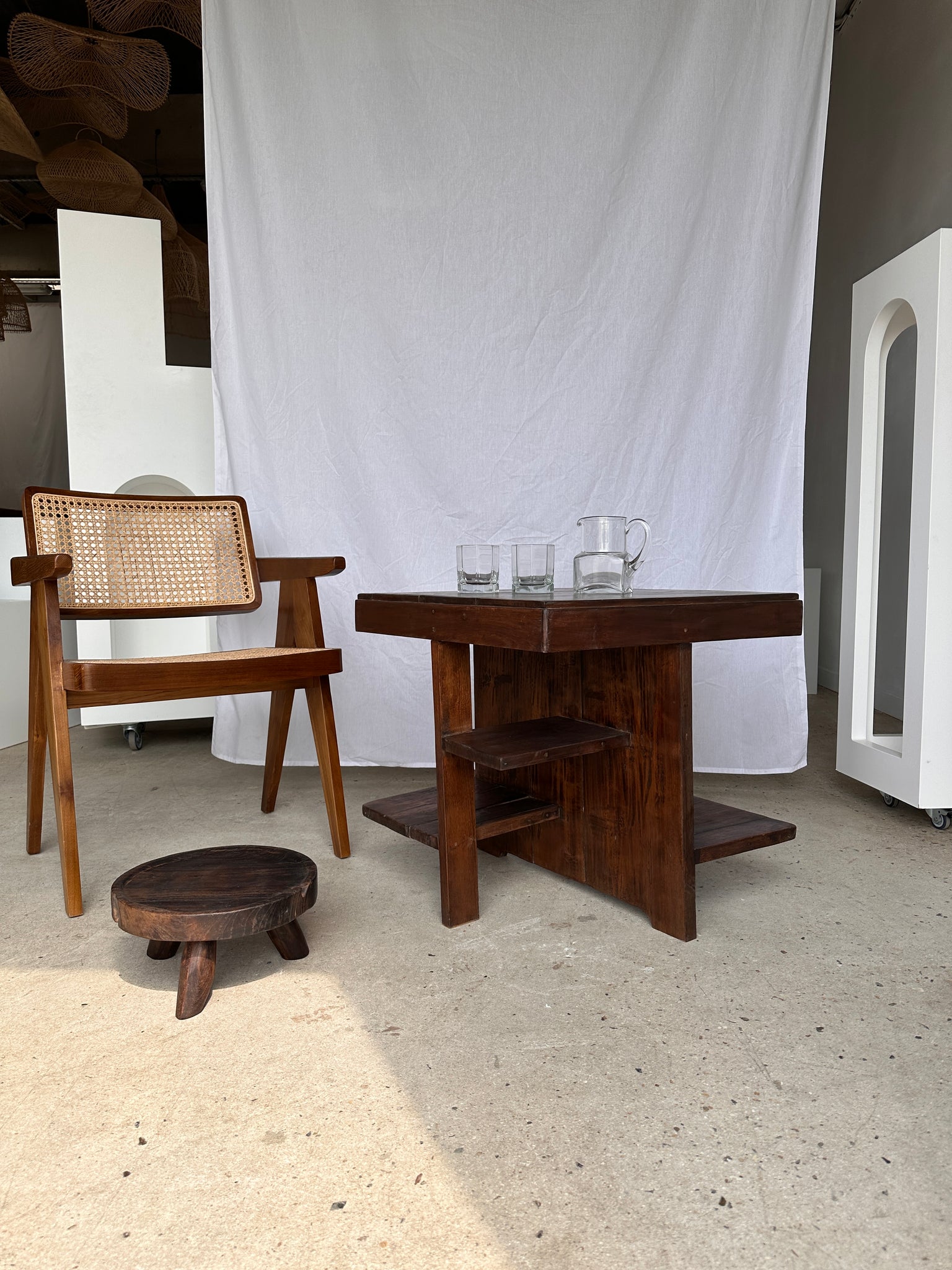 Guéridon ou petite table d'appoint carrée piètement central à tablettes de style moderniste vintage