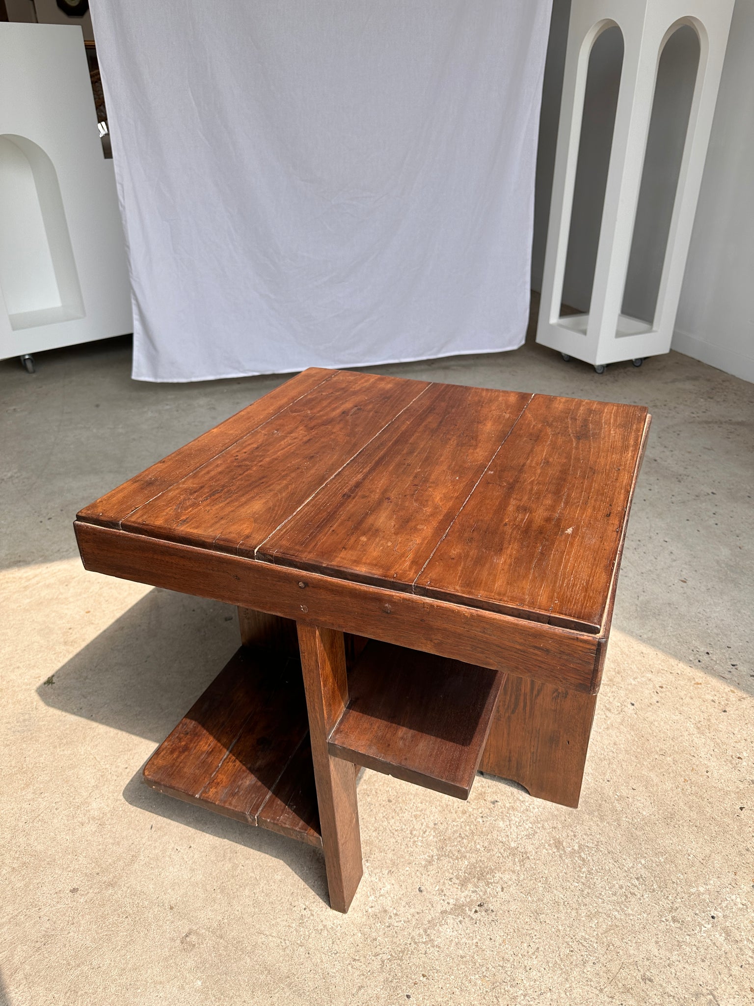 Guéridon ou petite table d'appoint carrée piètement central à tablettes de style moderniste vintage