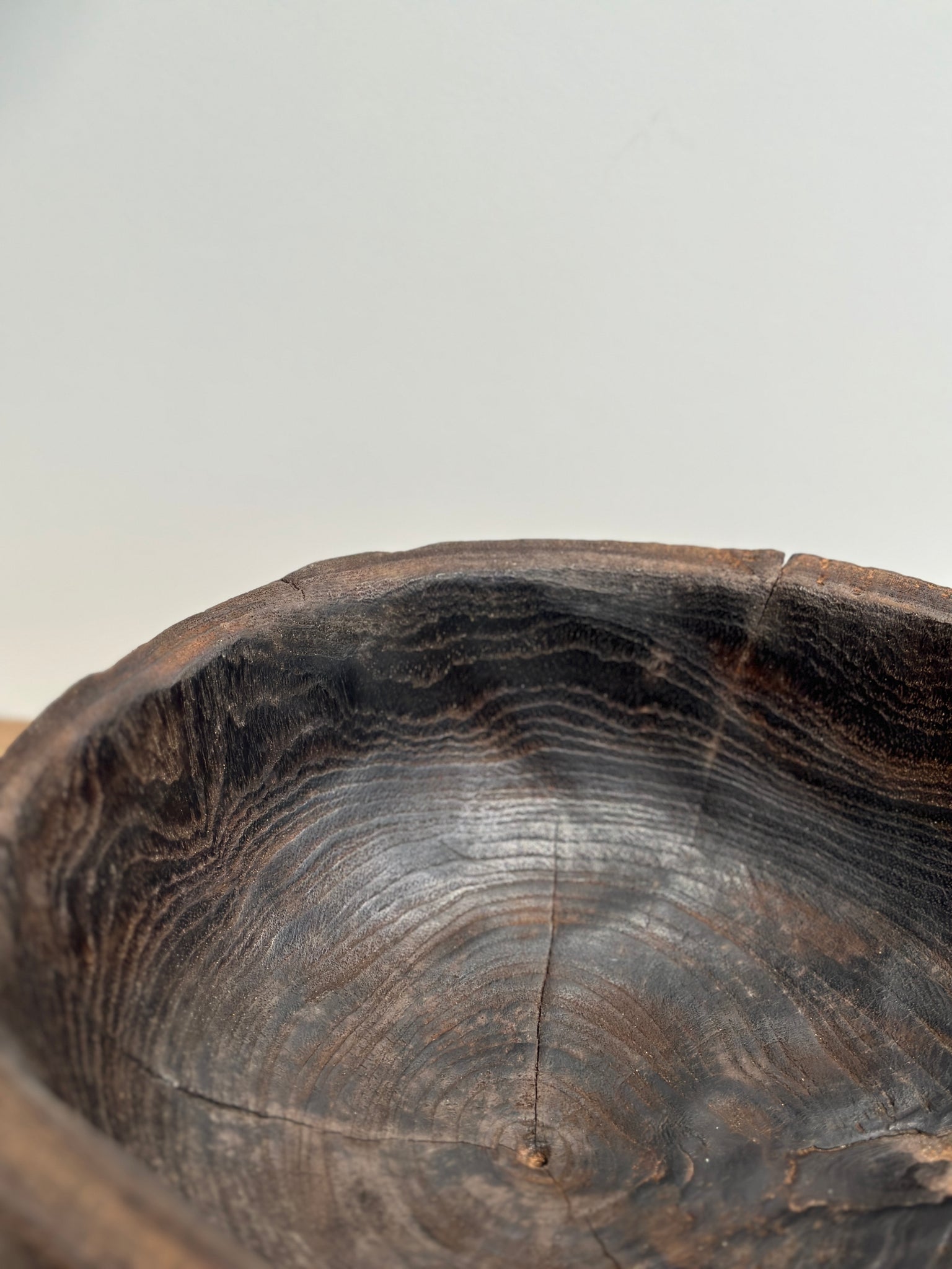 Coupe en teck asiatique brune foncée ovale