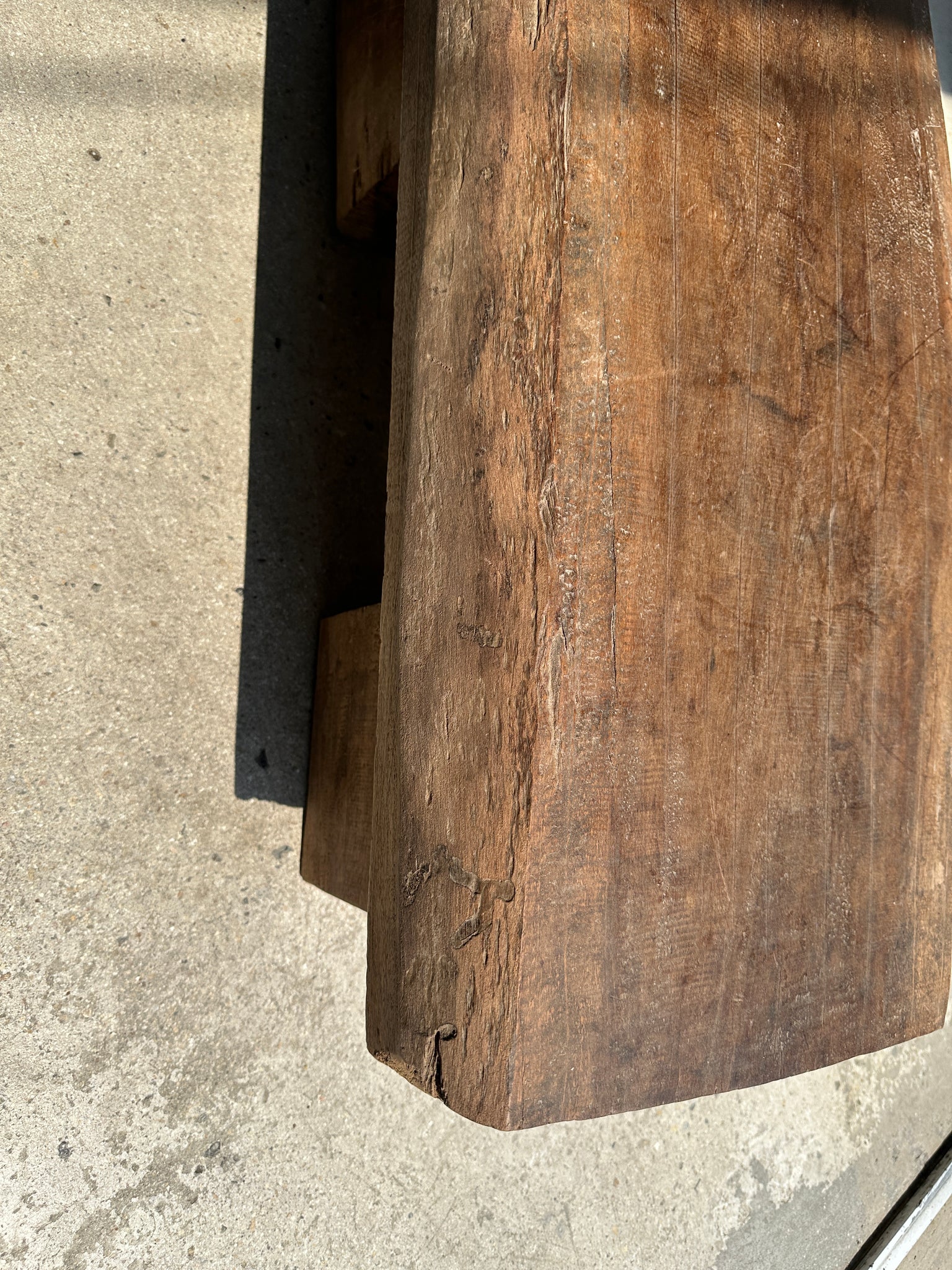 Table basse brutaliste quadripode en bois massif asiatique H30 L81 l42