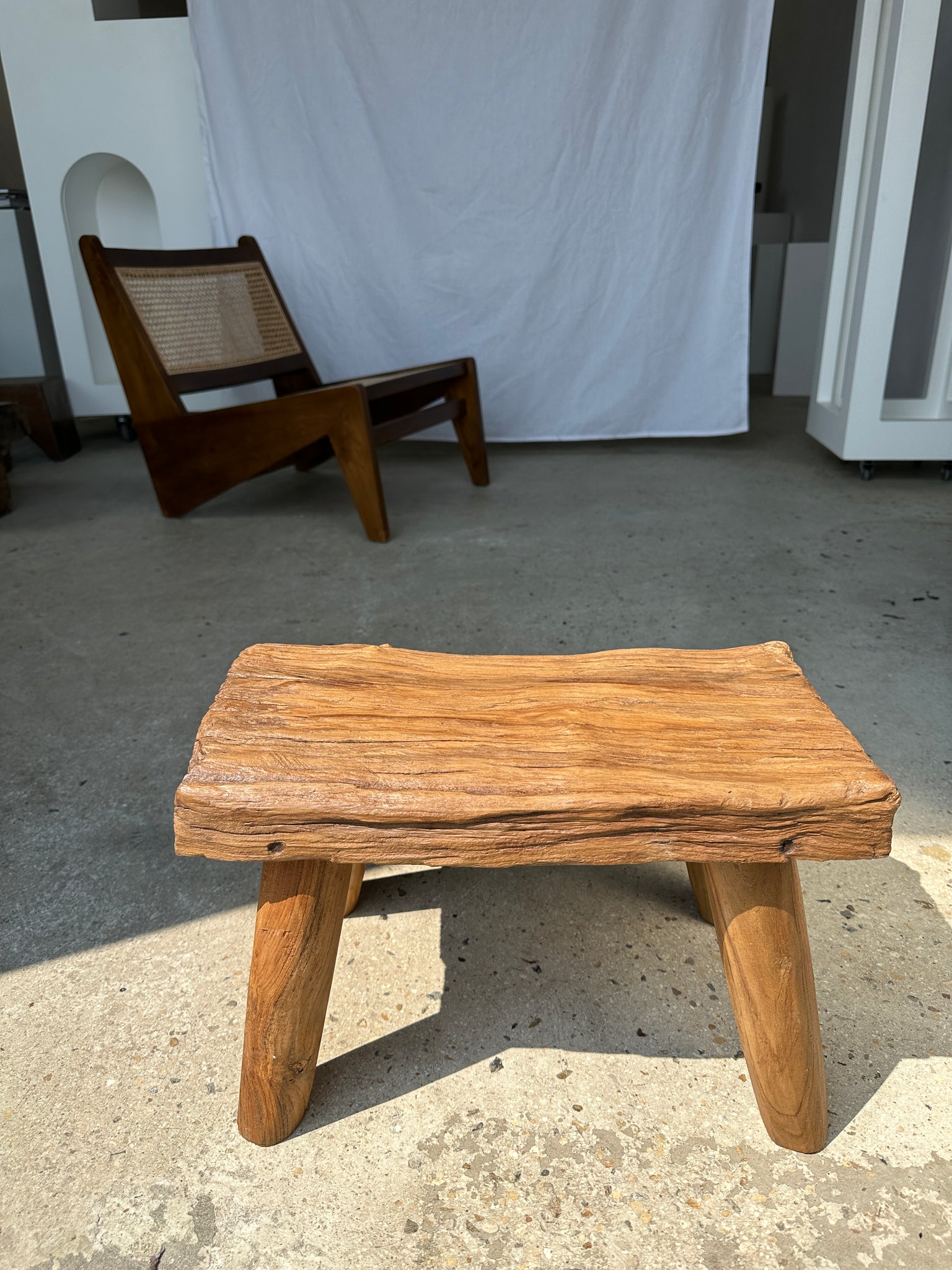 Petite table d'appoint ou tabouret en teck blond quadripode H:30 L43 l27