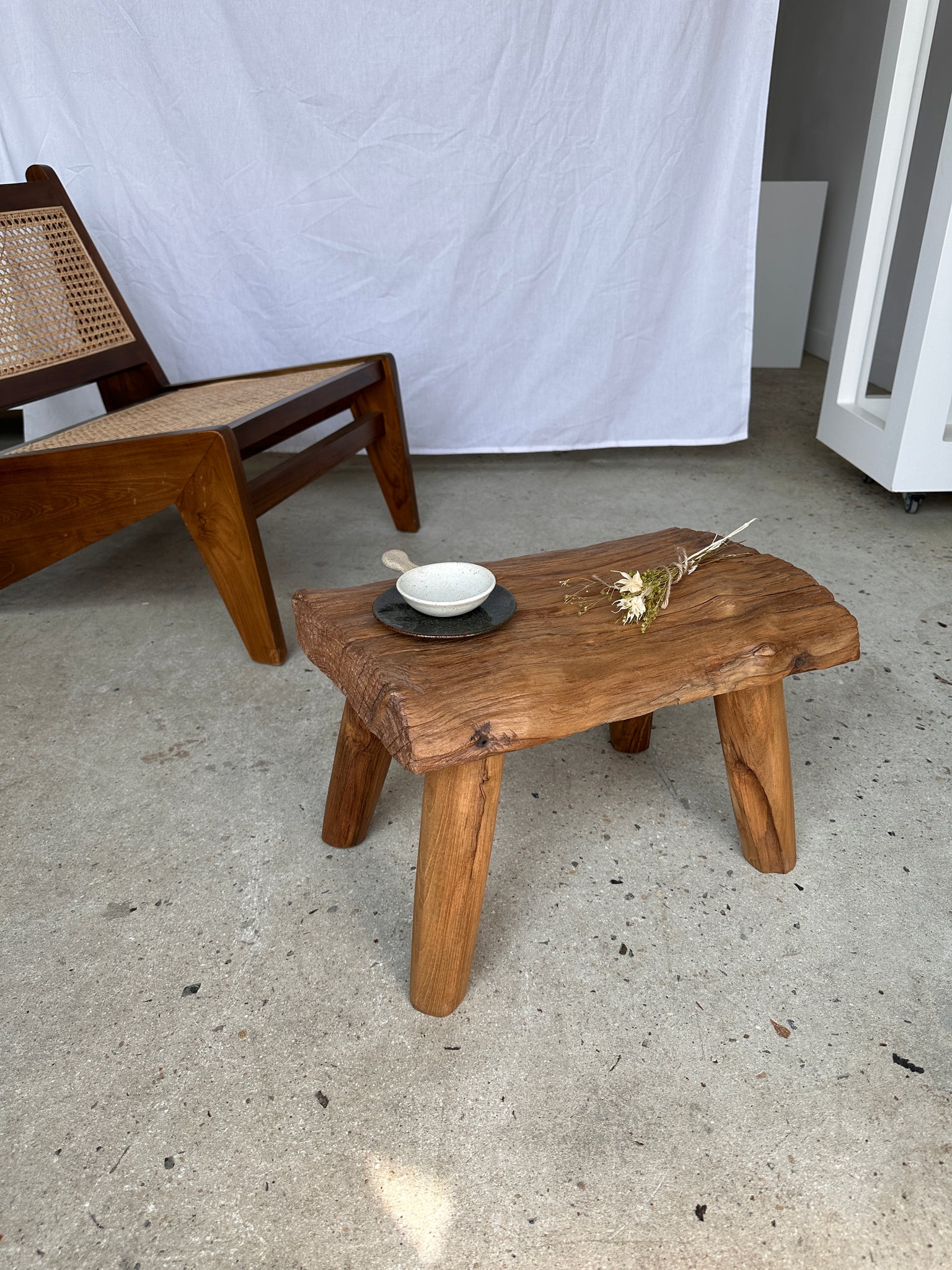 Petite table d'appoint ou tabouret en teck blond quadripode H:30 L43 l27