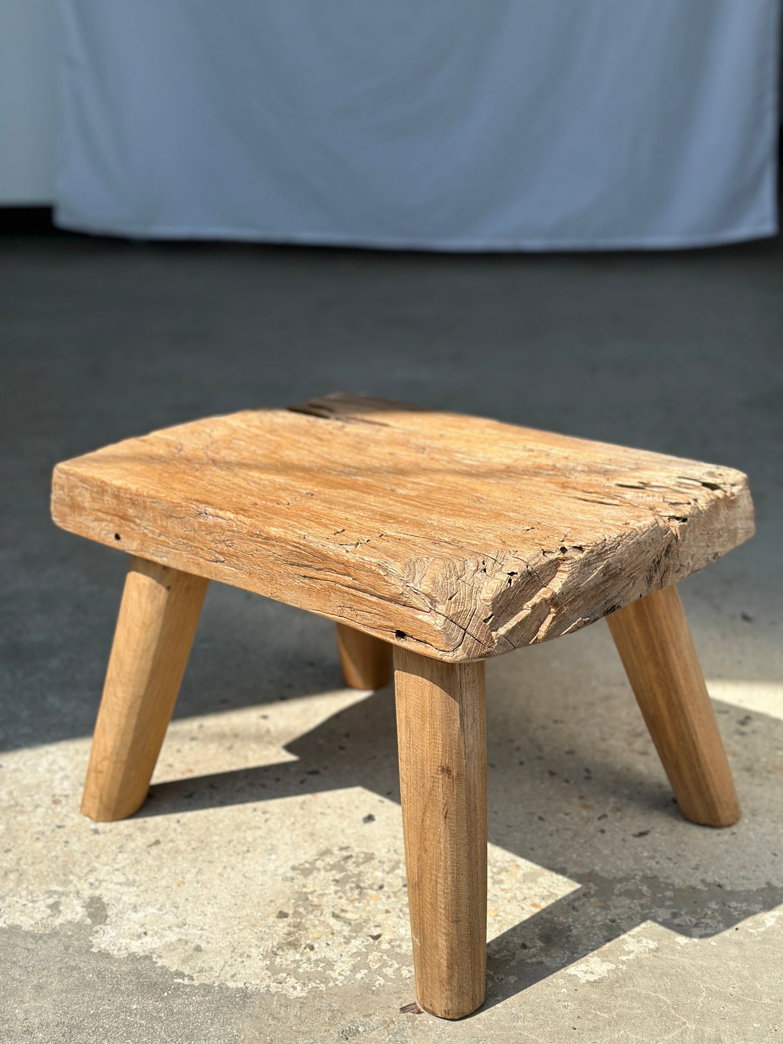 Petite table d'appoint ou tabouret en teck blond quadripode H:30 L43 l30