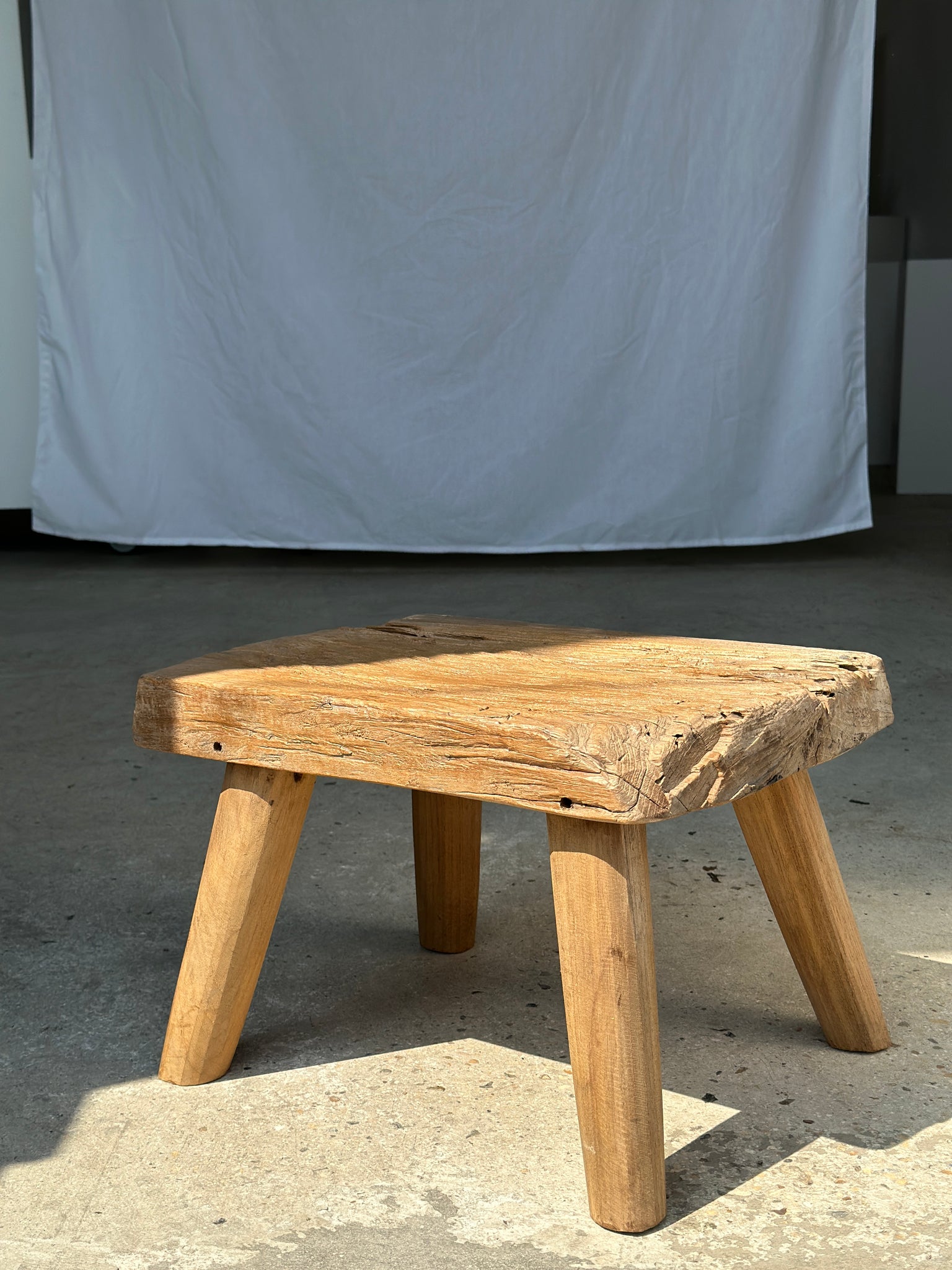 Petite table d'appoint ou tabouret en teck blond quadripode H:30 L43 l30
