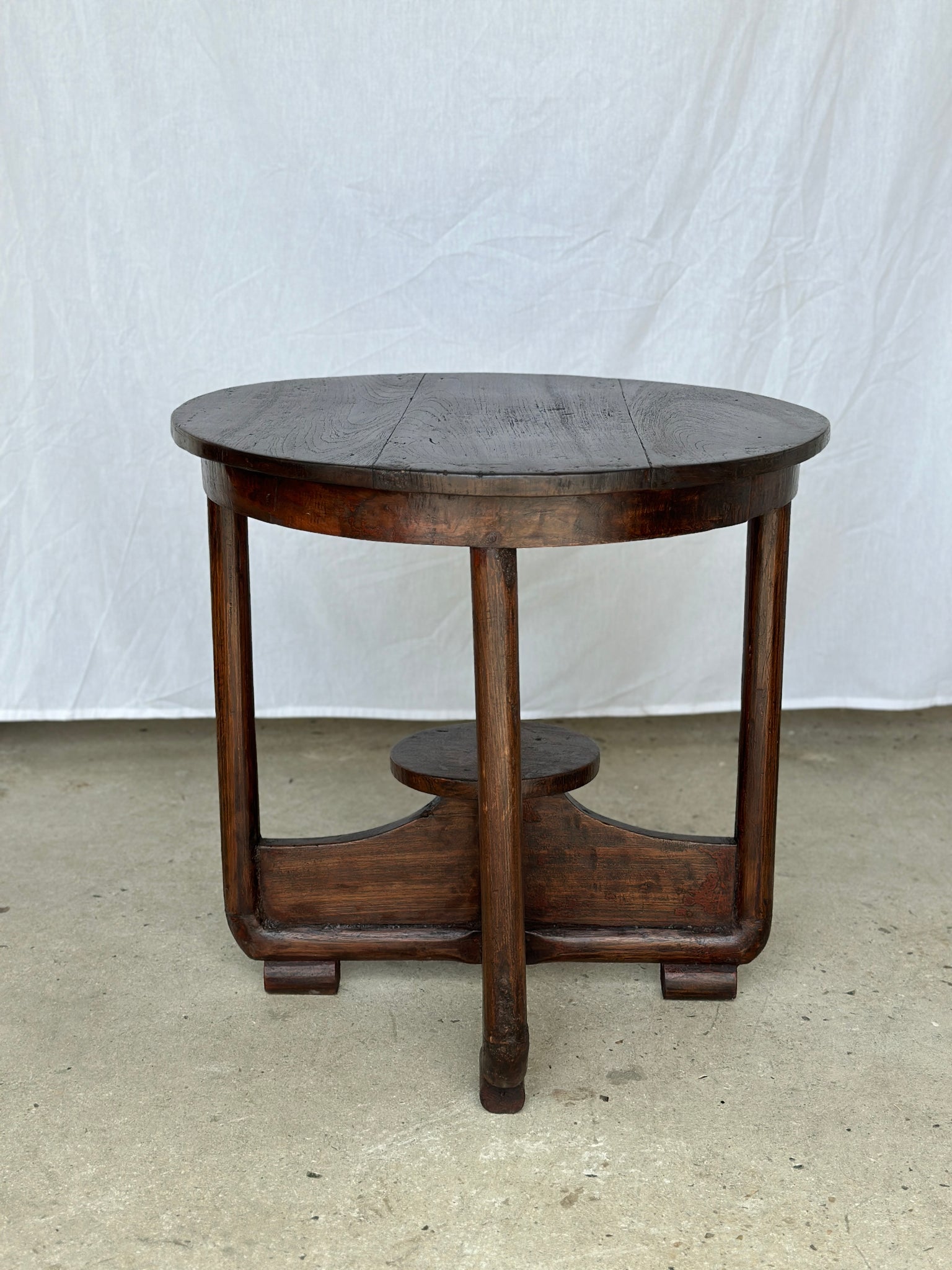 Guéridon ou petite table d'appoint circulaire piètement quadripode à entretoise de style moderniste vintage