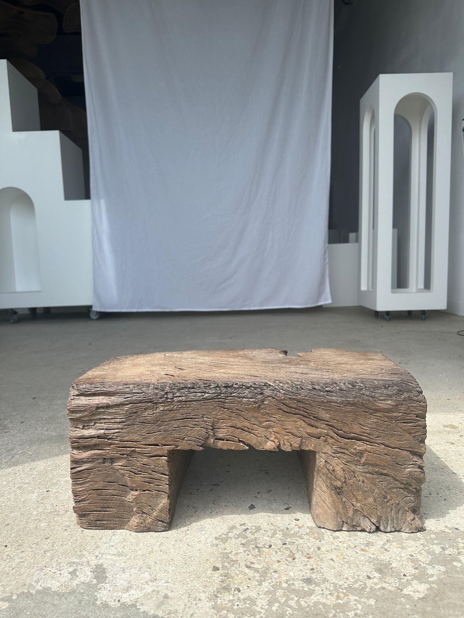 Petit stool tabouret en teck massif ancien organique
