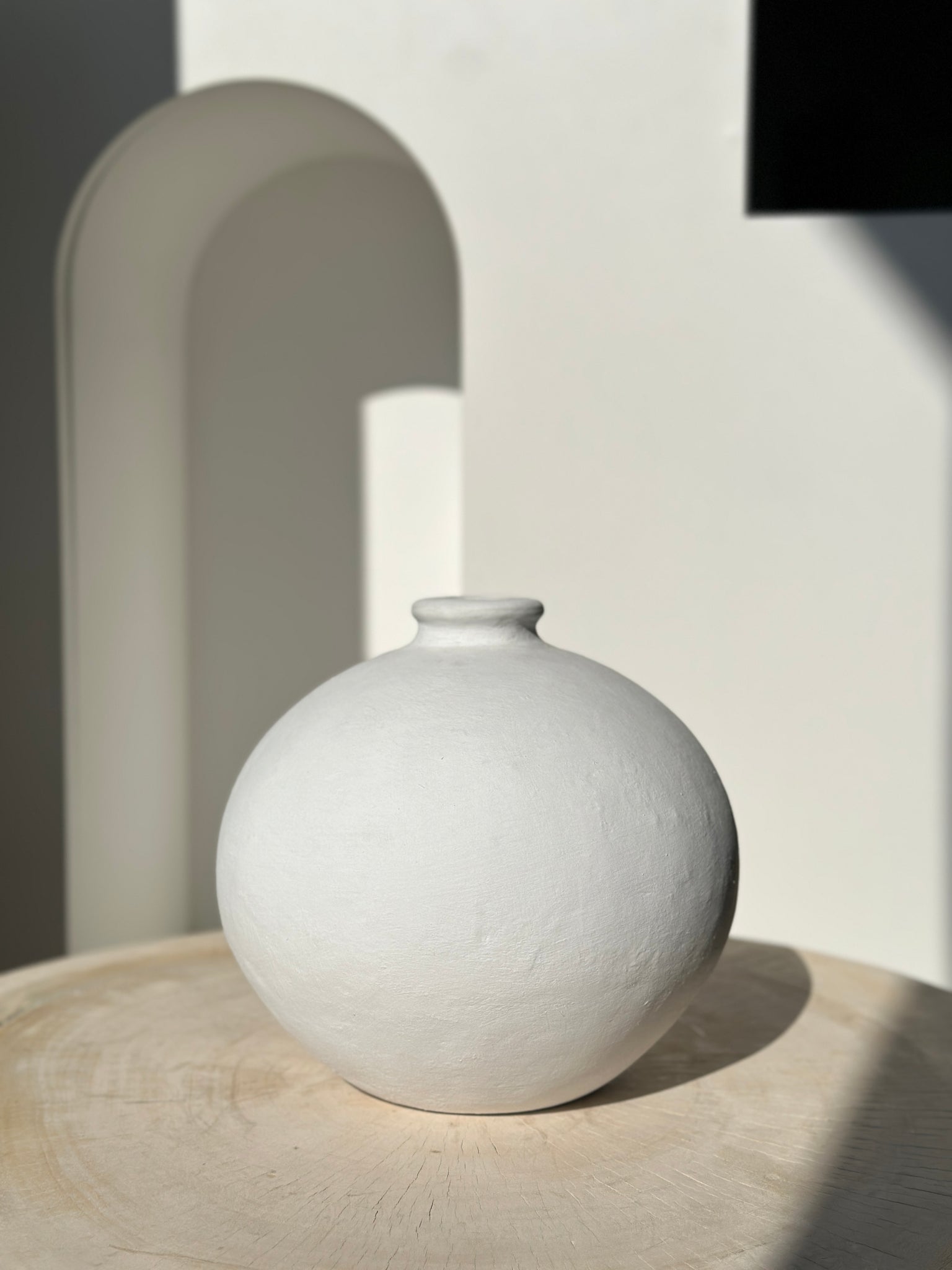 Vase artisanal boule en terracotta peint en blanc H:24 D:26