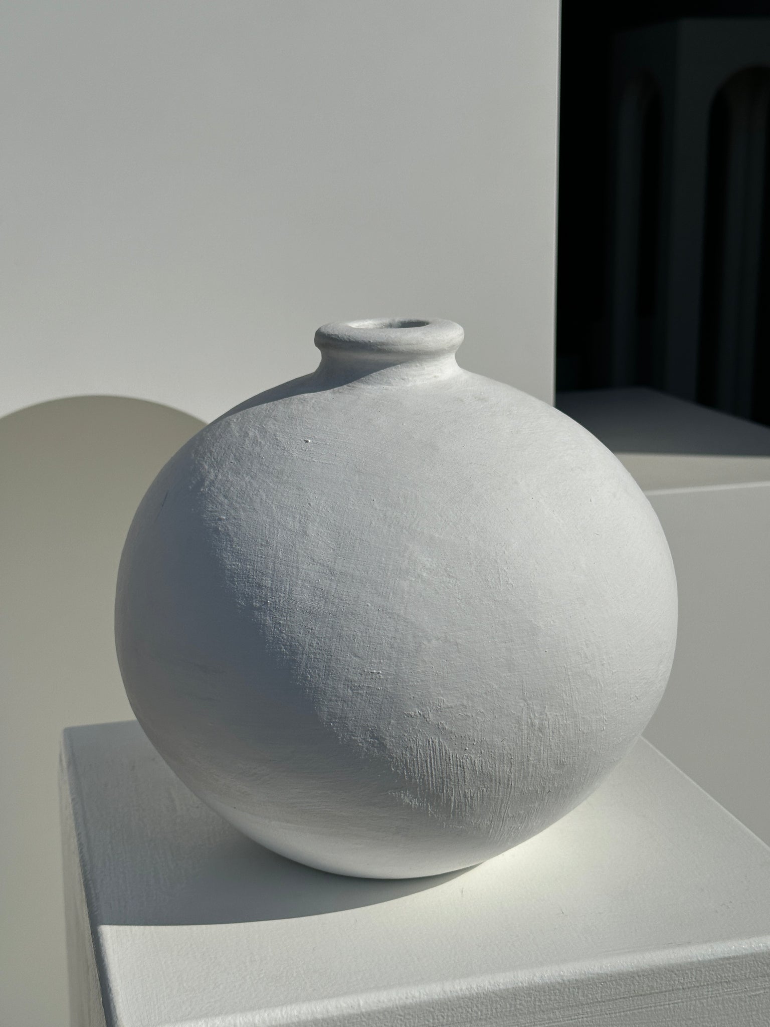 Vase artisanal boule en terracotta peint en blanc H:24 D:26