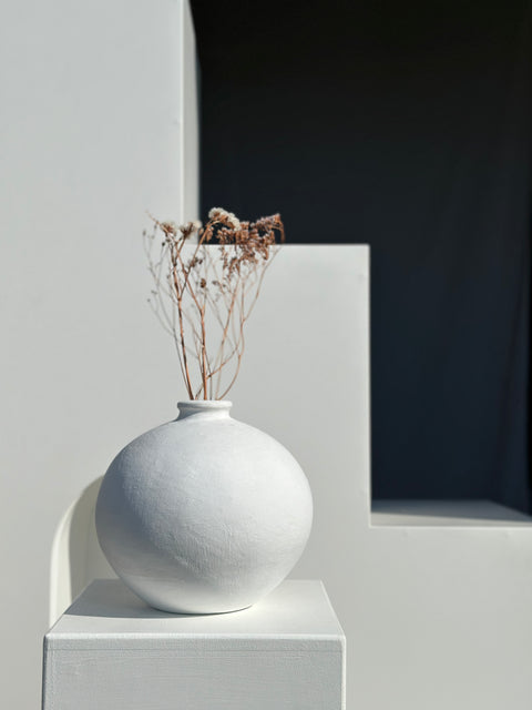Vase artisanal boule en terracotta peint en blanc H:24 D:26